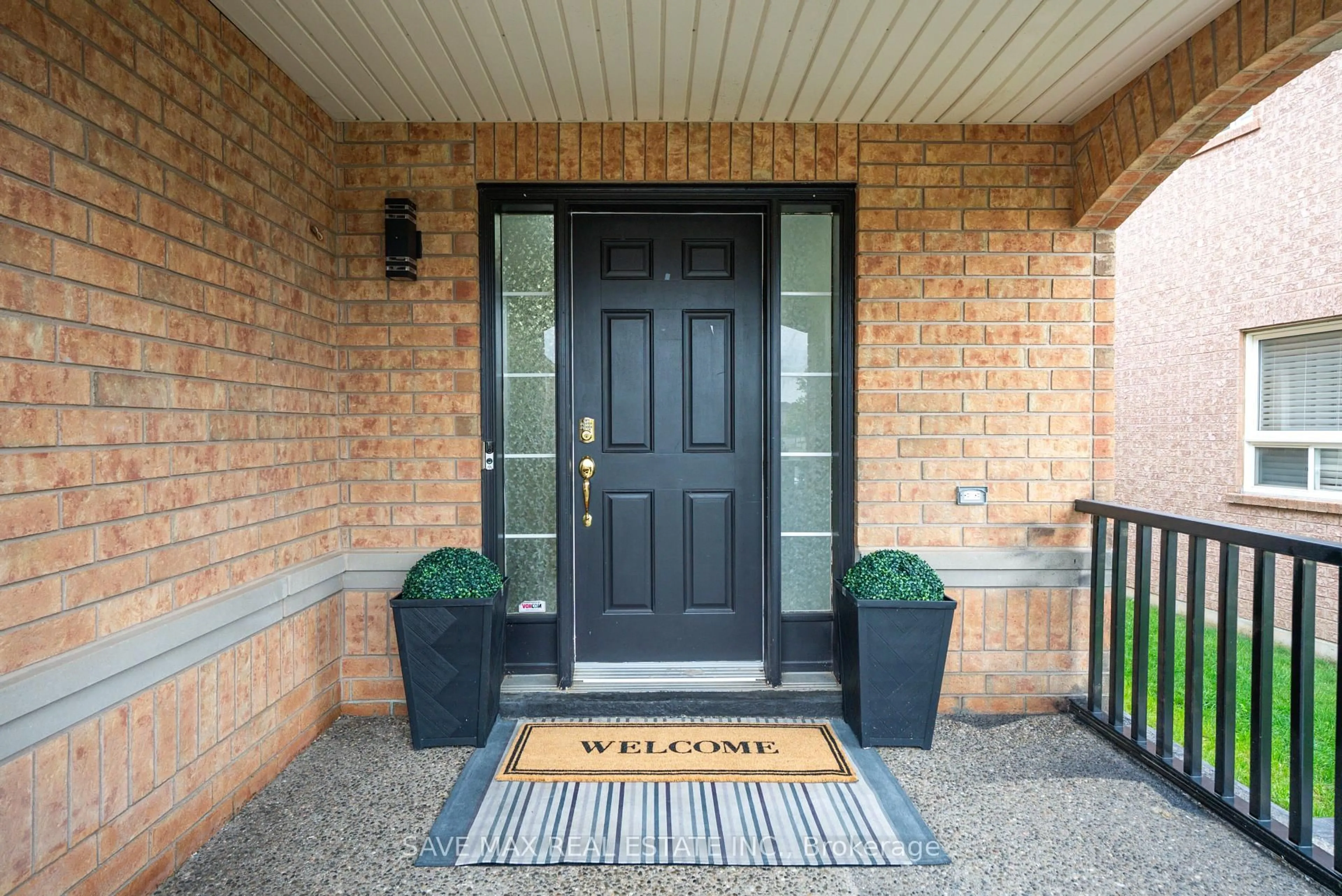 Indoor entryway for 100 Crown Victoria Dr, Brampton Ontario L7A 3X6