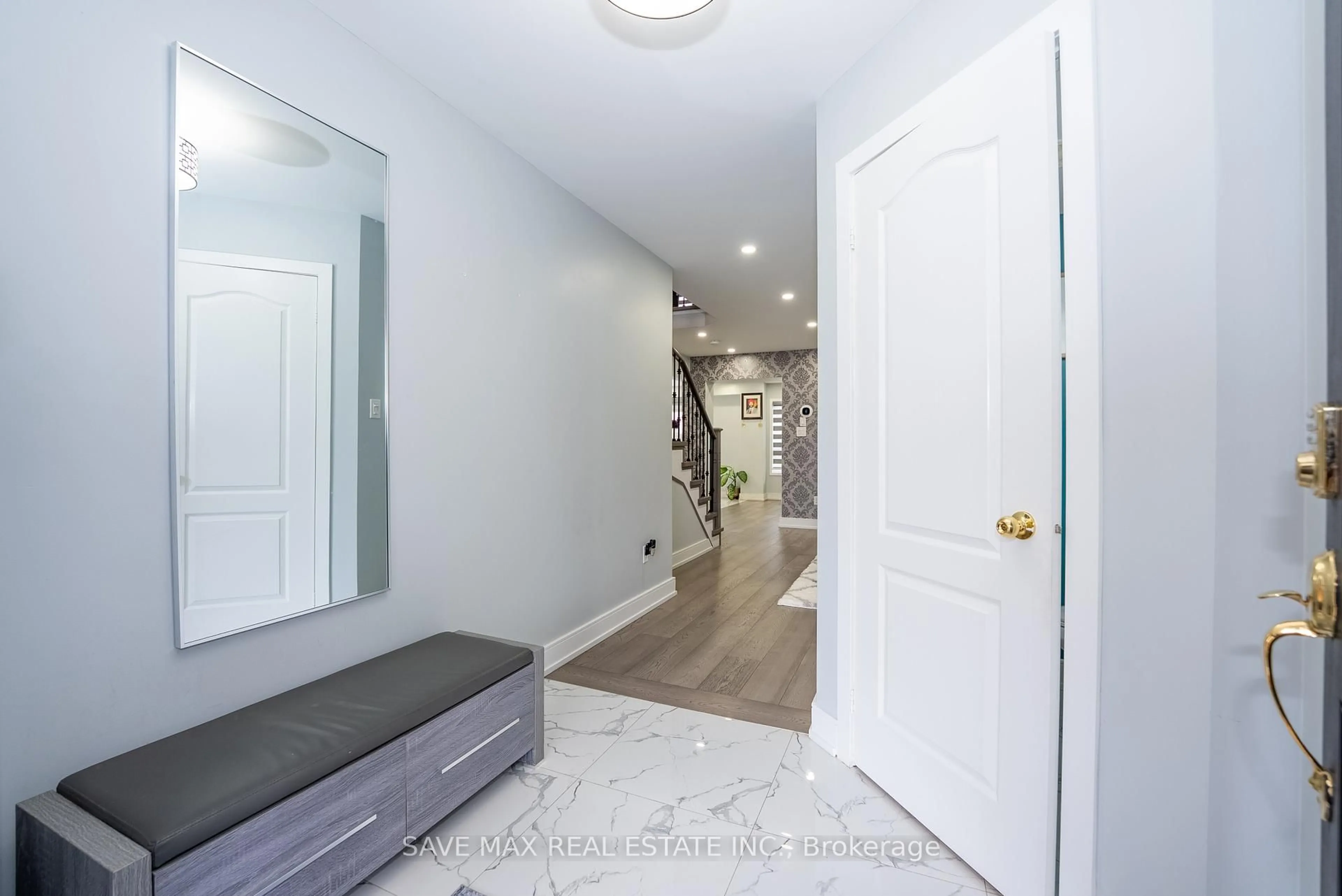 Indoor entryway for 100 Crown Victoria Dr, Brampton Ontario L7A 3X6