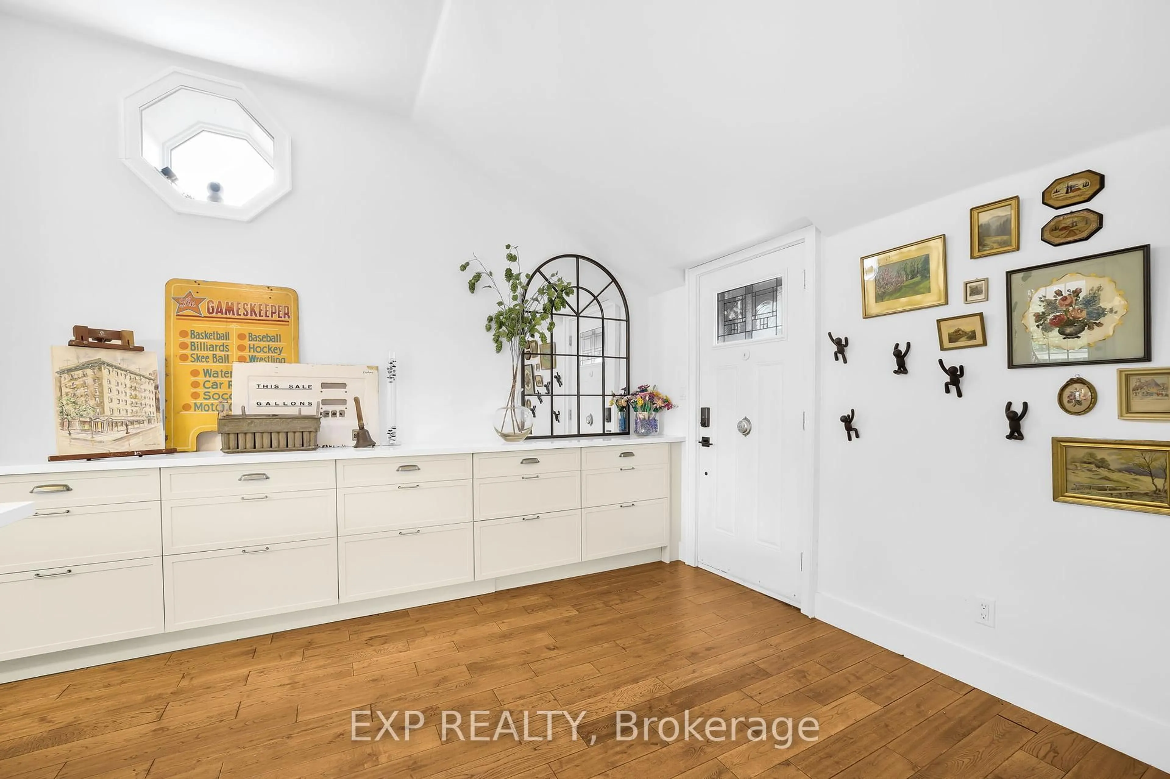 Indoor entryway for 20 Elgin St, Halton Hills Ontario L7J 2B3