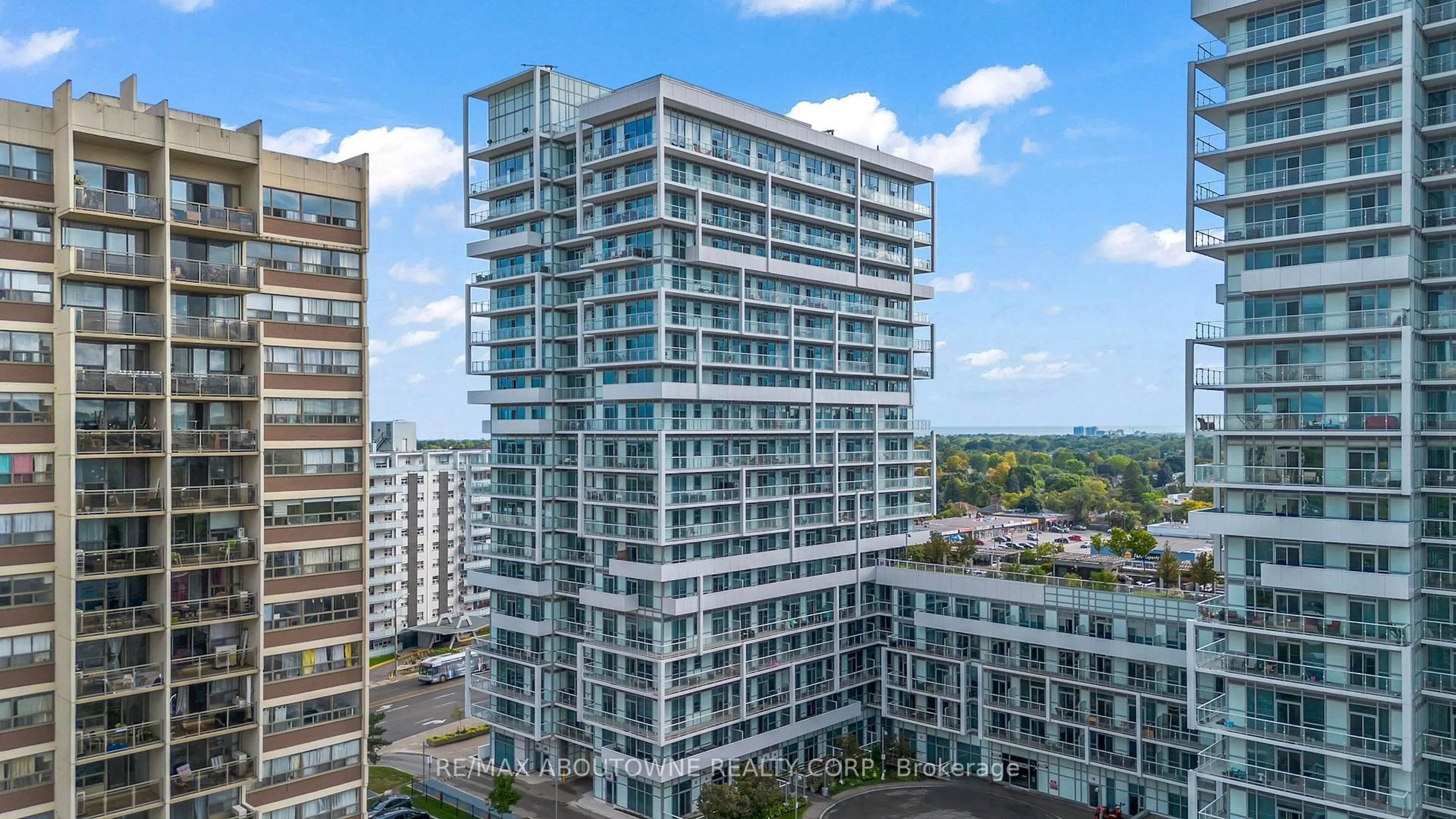 A pic from outside/outdoor area/front of a property/back of a property/a pic from drone, city buildings view from balcony for 55 Speers Rd #1008, Oakville Ontario L6K 0H9