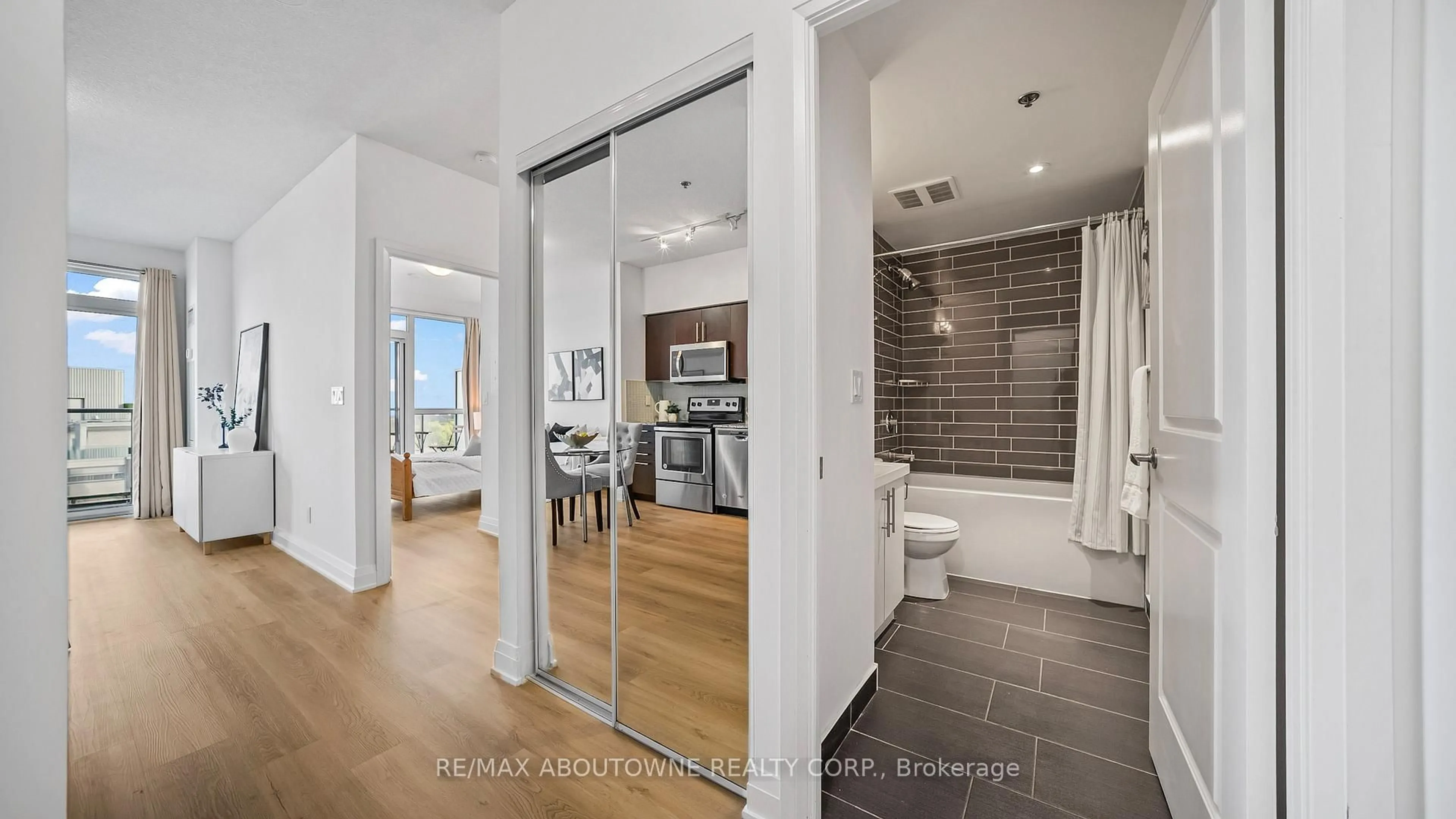 Contemporary bathroom, ceramic/tile floor for 55 Speers Rd #1008, Oakville Ontario L6K 0H9