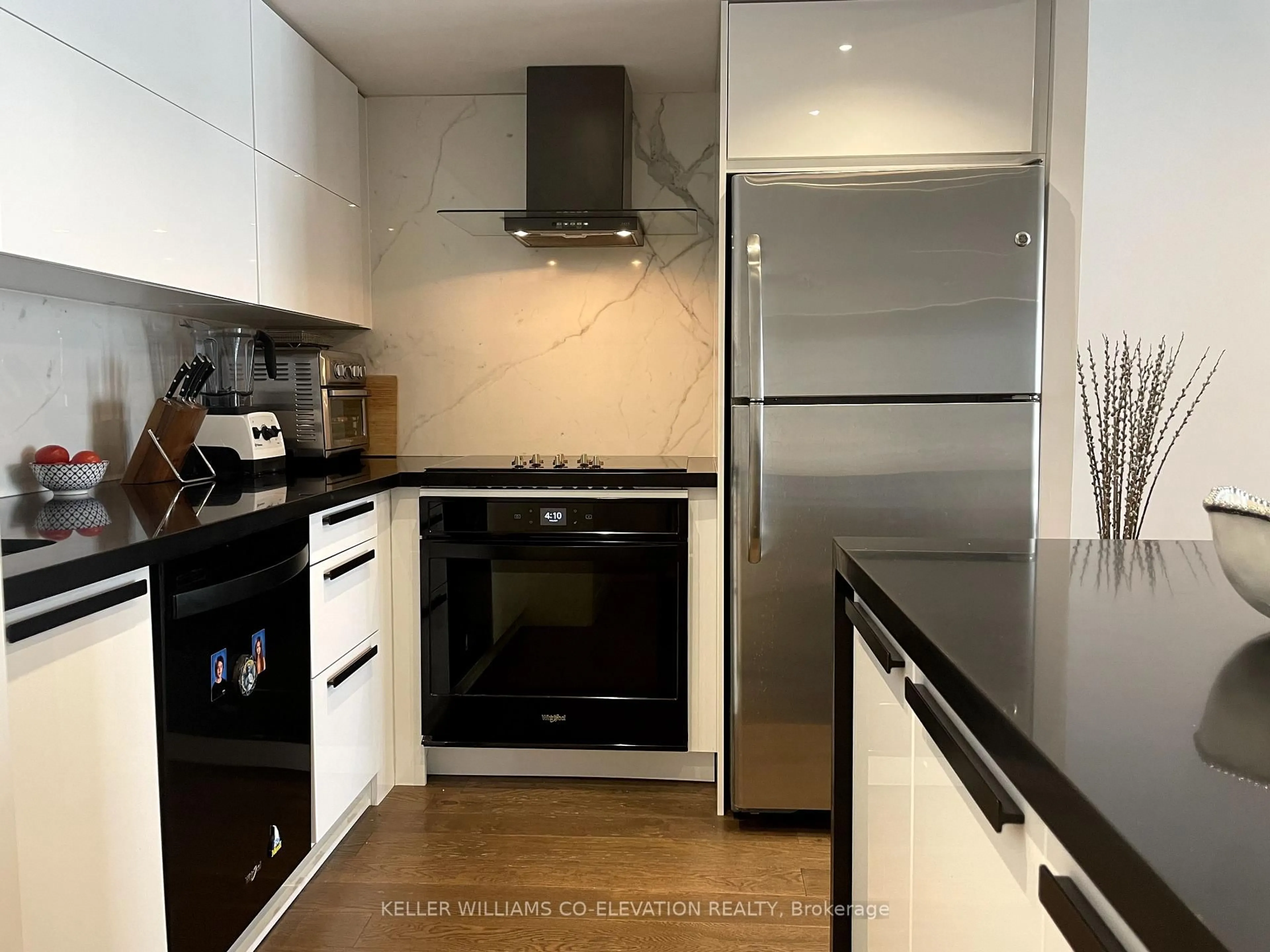 Standard kitchen, unknown for 2091 Hurontario St #707, Mississauga Ontario L5A 4E6