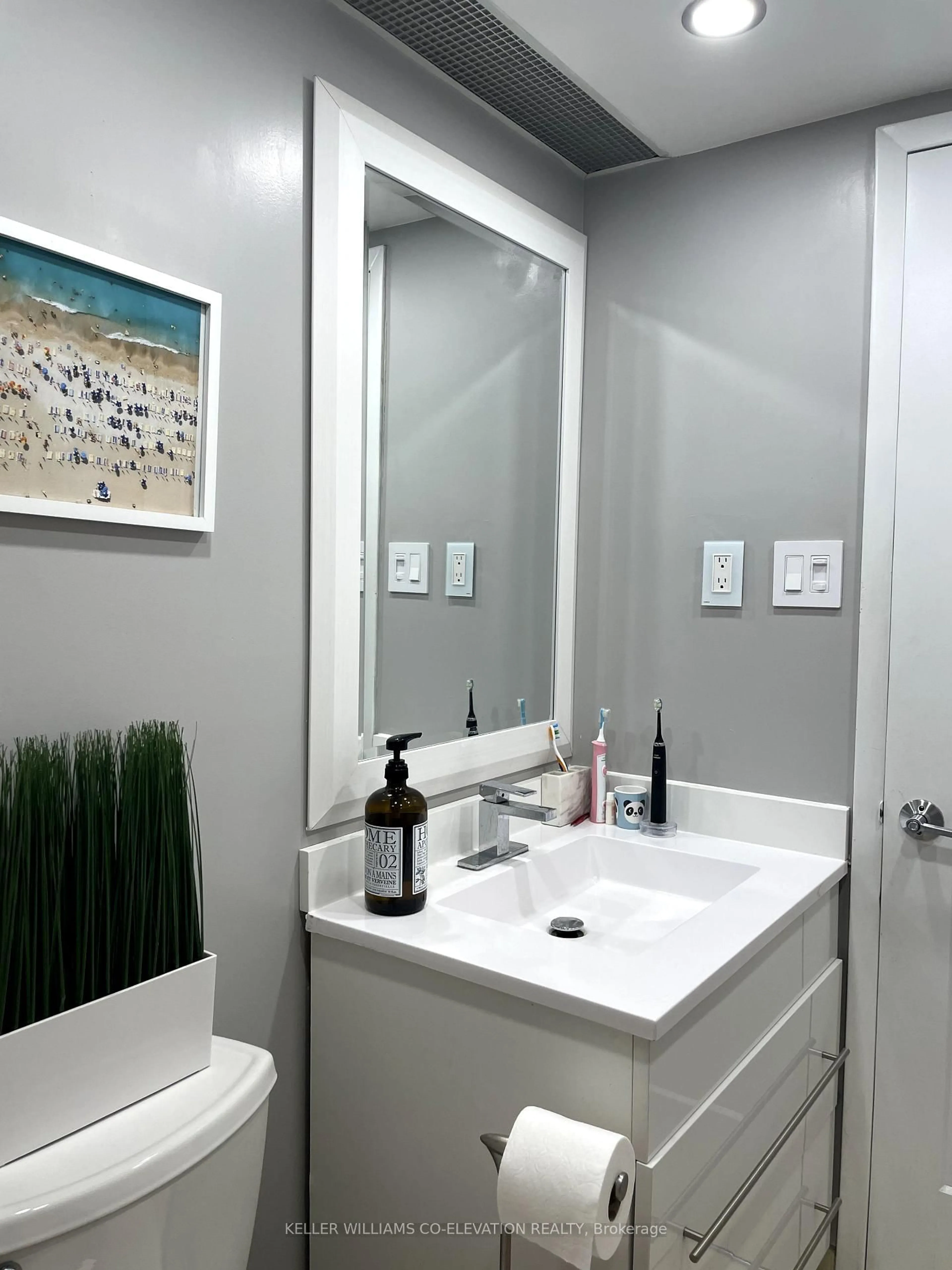 Contemporary bathroom, ceramic/tile floor for 2091 Hurontario St #707, Mississauga Ontario L5A 4E6