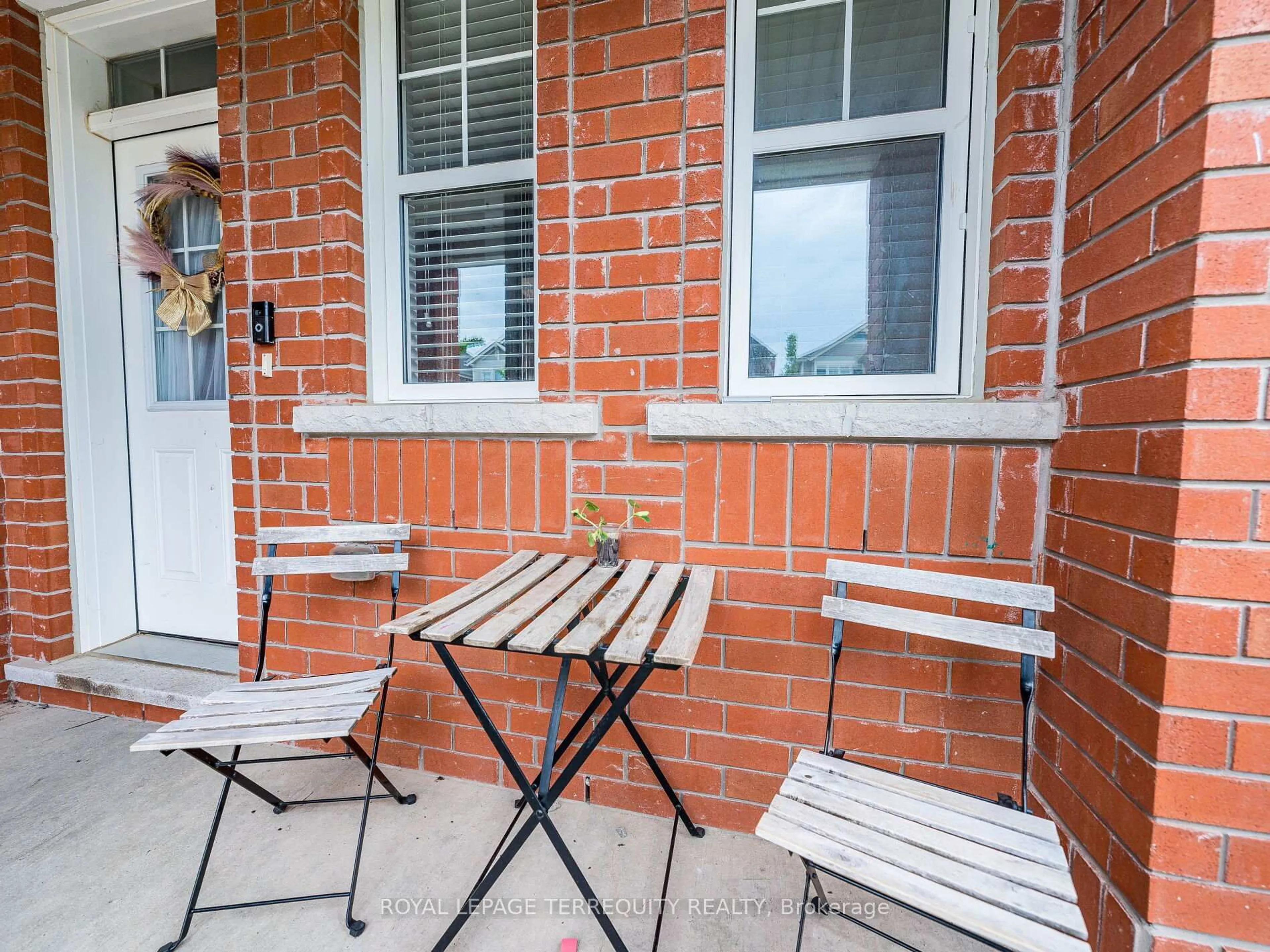 Balcony in the apartment, street for 903 Penson Cres, Milton Ontario L9T 8Z8