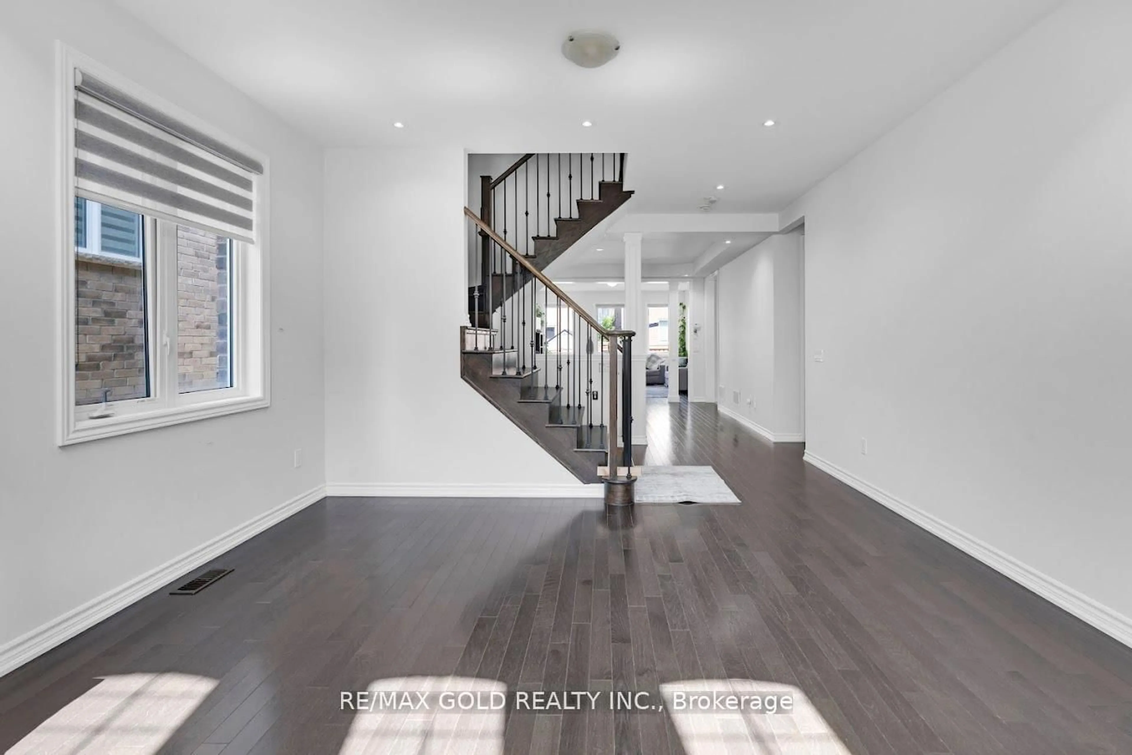 Indoor entryway for 42 Valleybrook Cres, Caledon Ontario L7C 4C5
