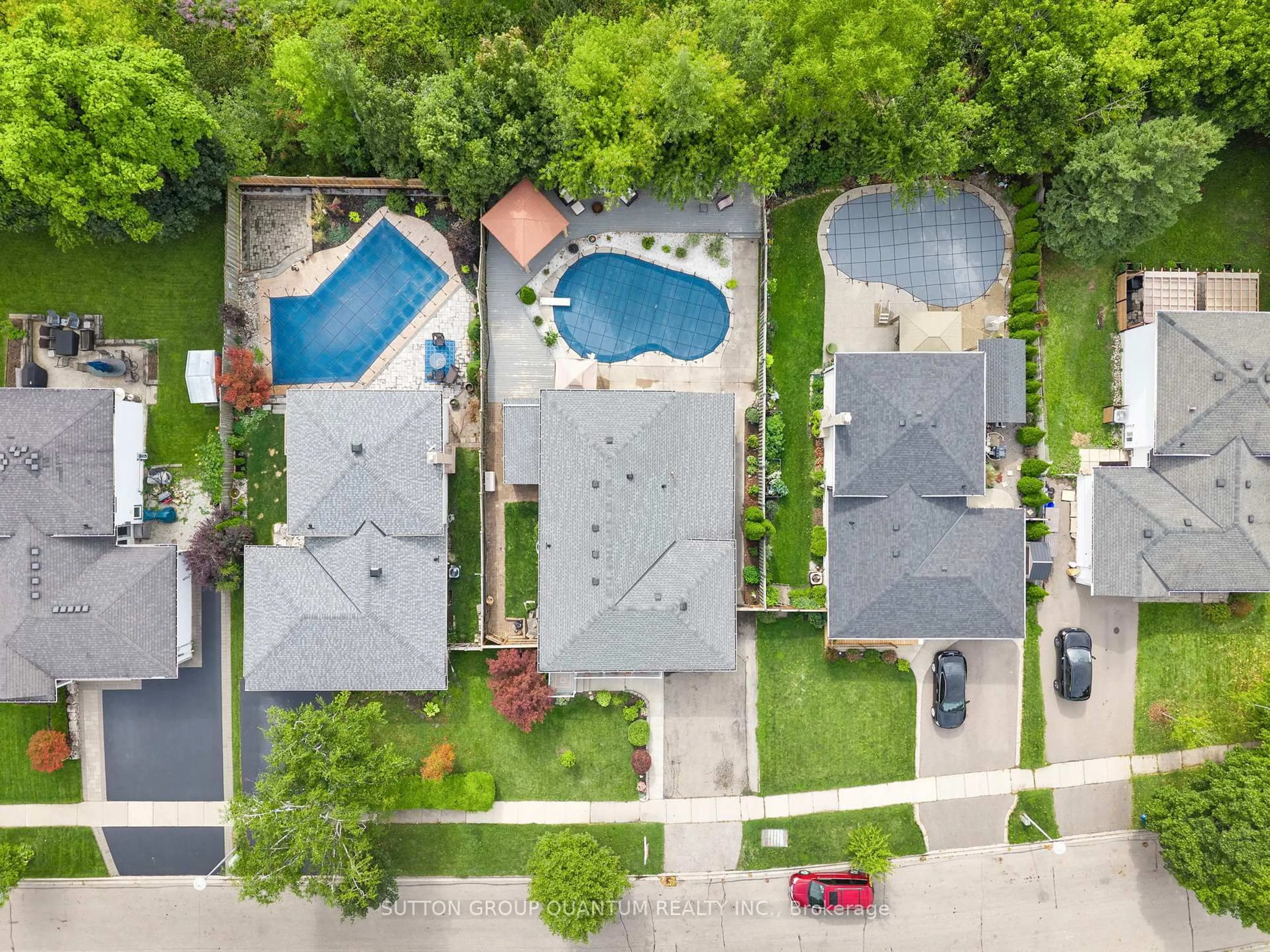 A pic from outside/outdoor area/front of a property/back of a property/a pic from drone, street for 244 Bousfield Cres, Milton Ontario L9T 3G7