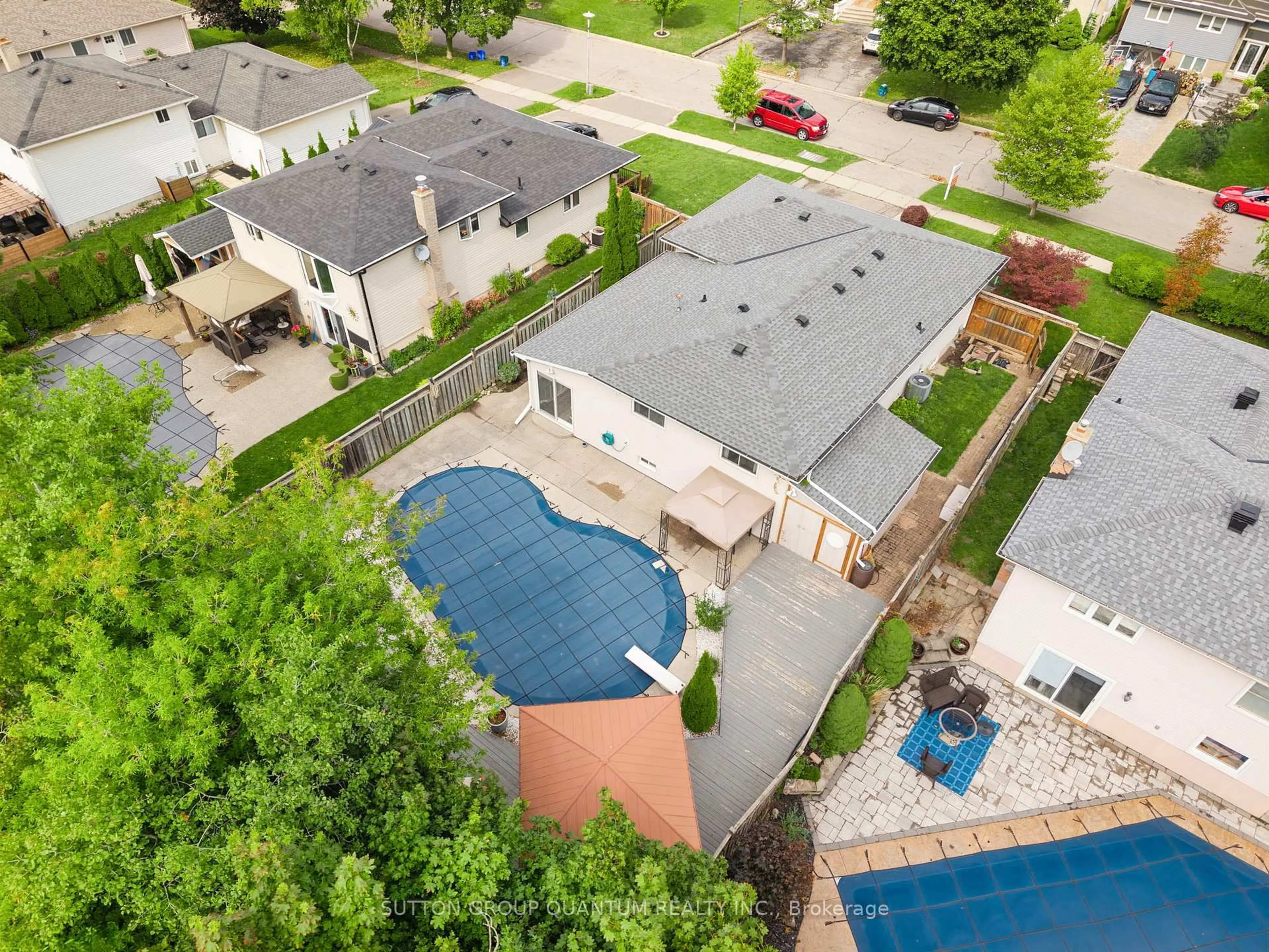 A pic from outside/outdoor area/front of a property/back of a property/a pic from drone, street for 244 Bousfield Cres, Milton Ontario L9T 3G7