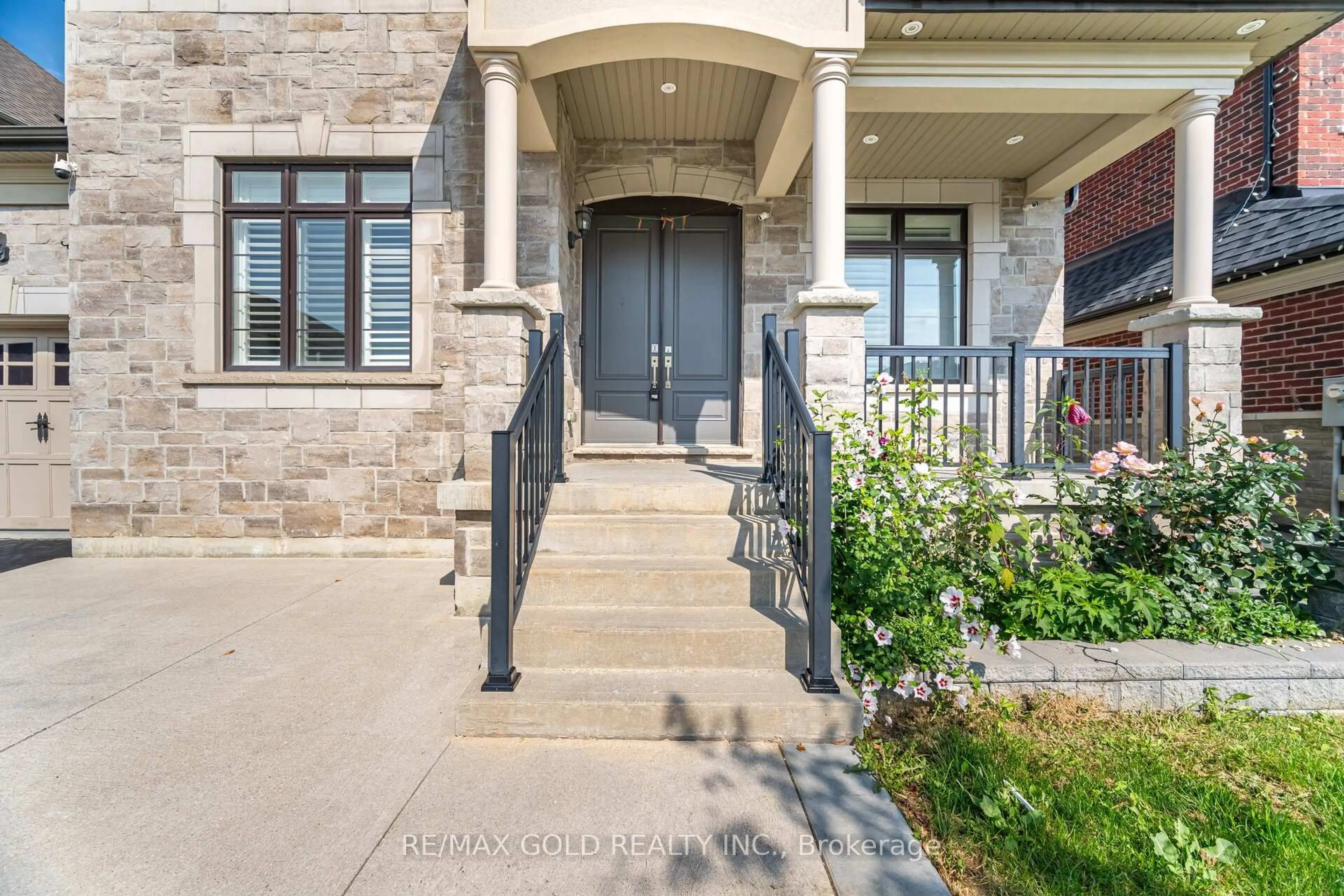 Indoor entryway for 3 Sister Oreilly Rd, Brampton Ontario L6P 4C6