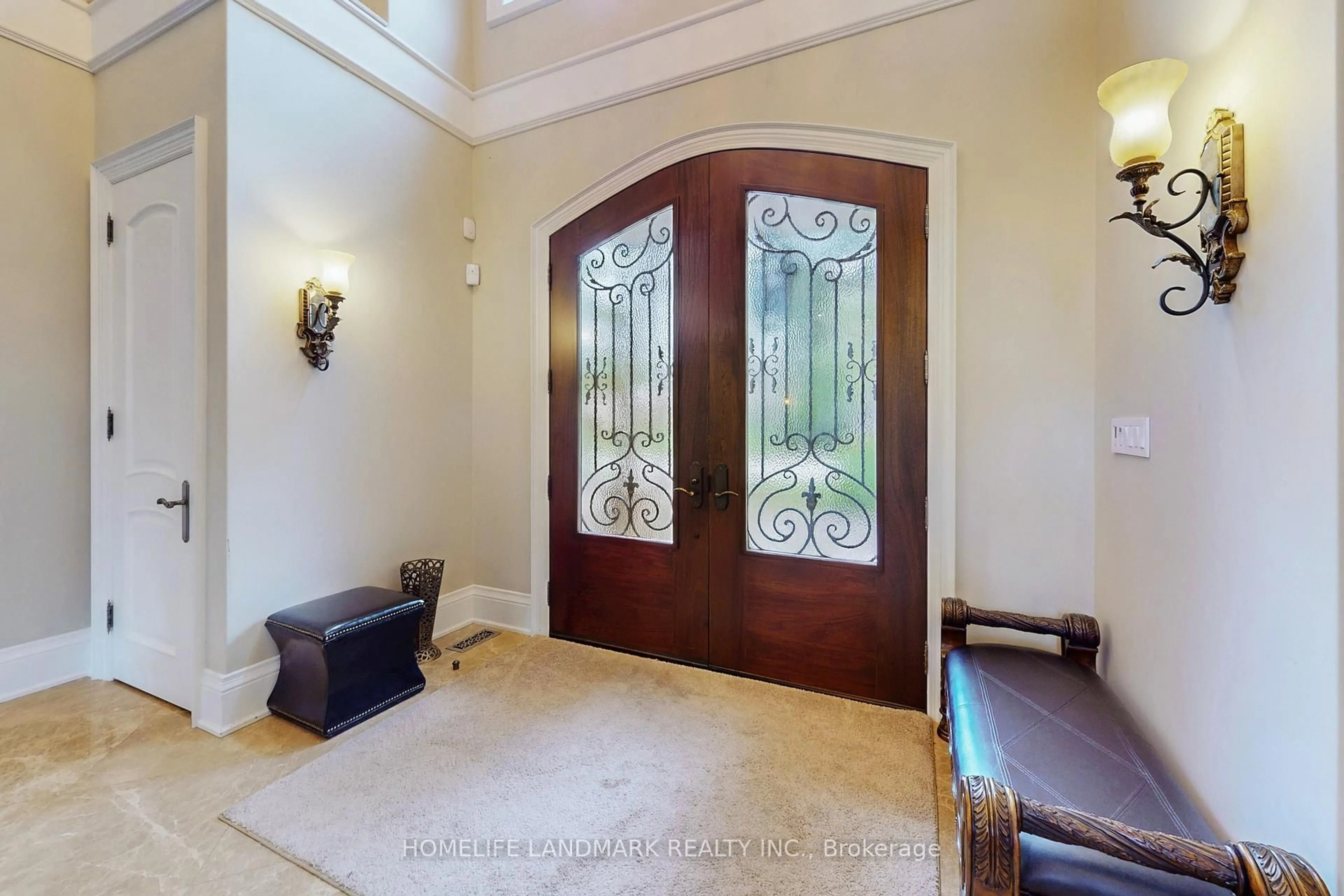 Indoor entryway for 205 Tilford Rd, Oakville Ontario L6L 4Z2