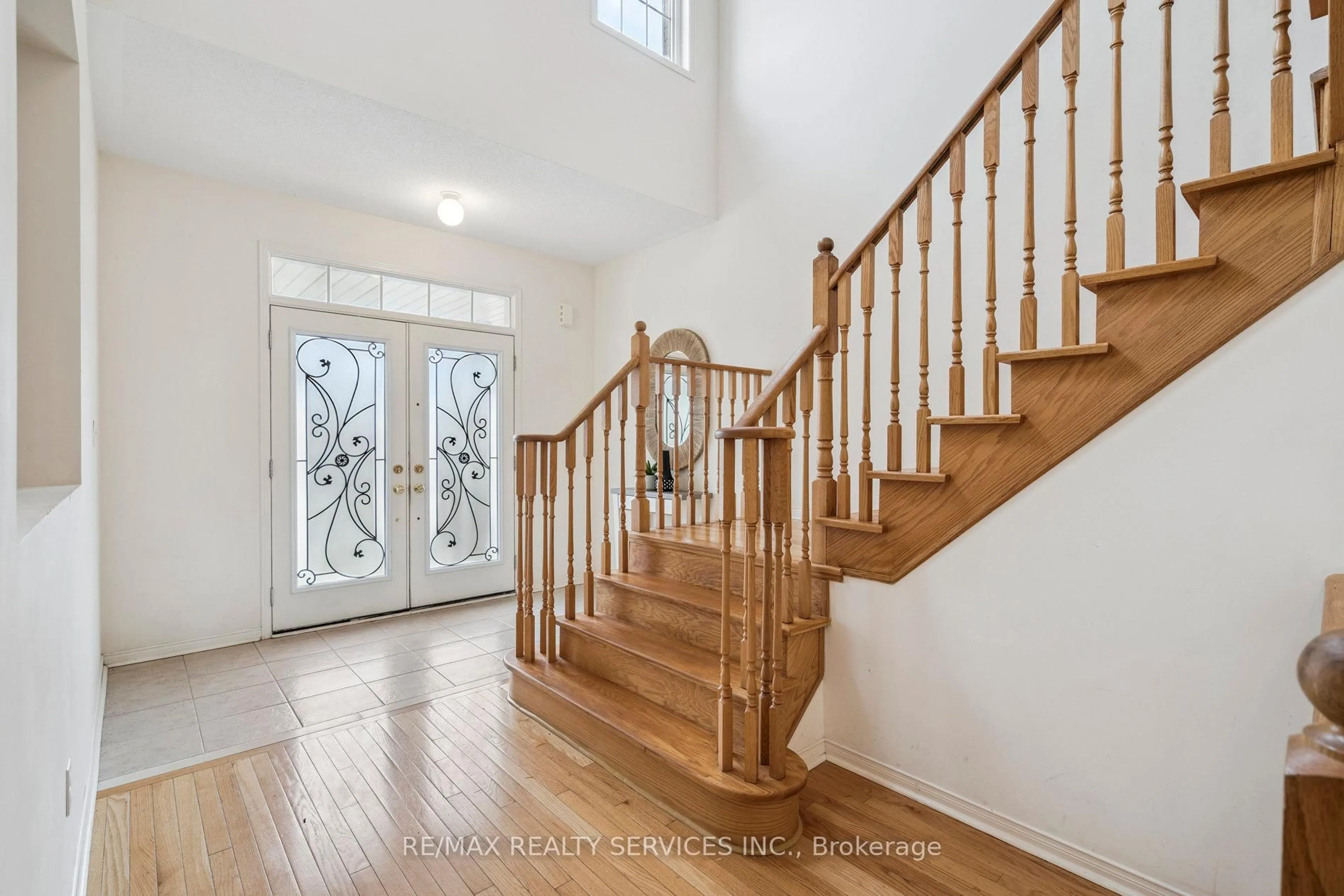 Indoor entryway for 237 Valleyway Dr, Brampton Ontario L6X 0N9