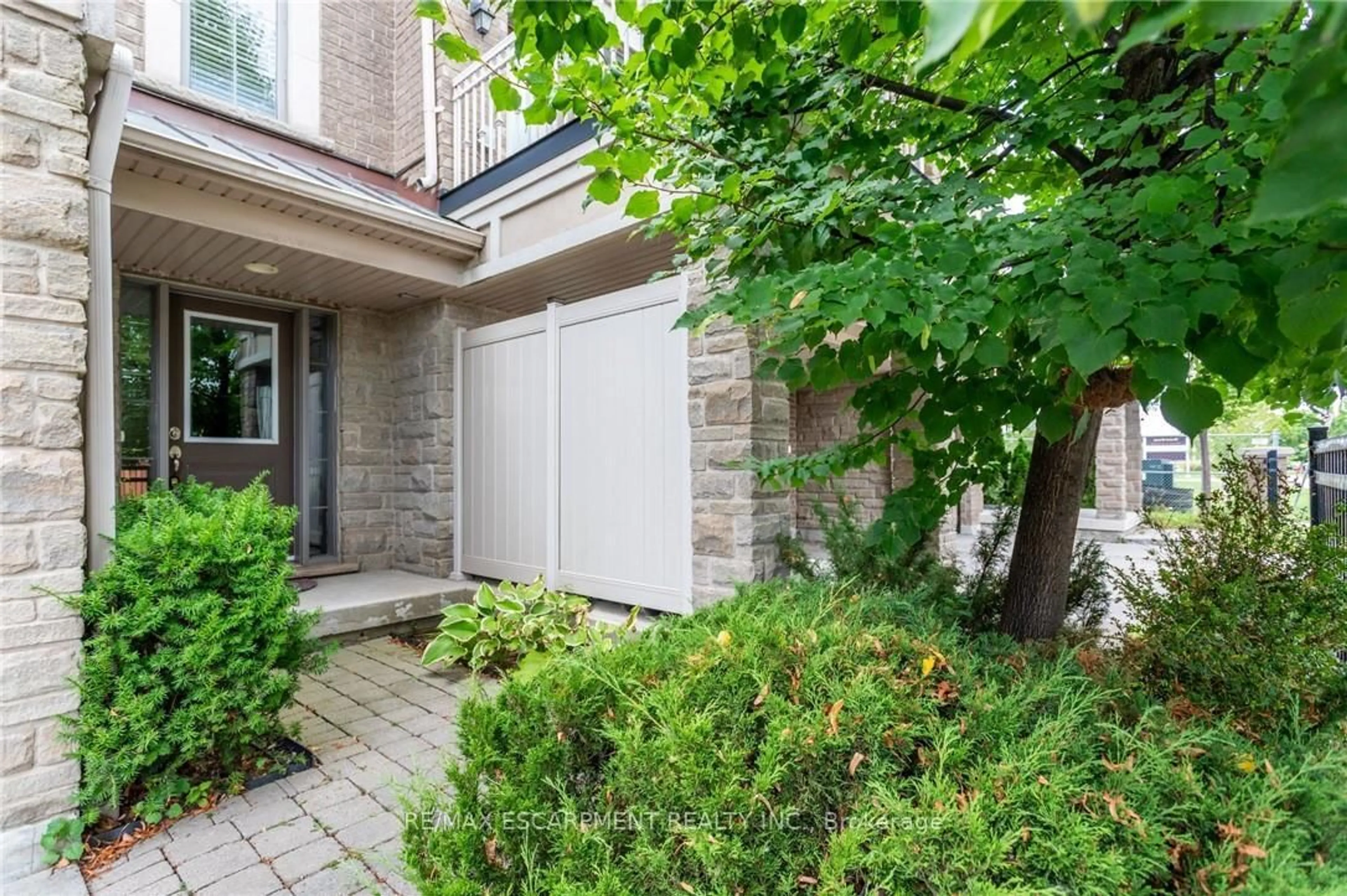 Patio, street for 2570 Grand Oak Tr, Oakville Ontario L6M 0S4