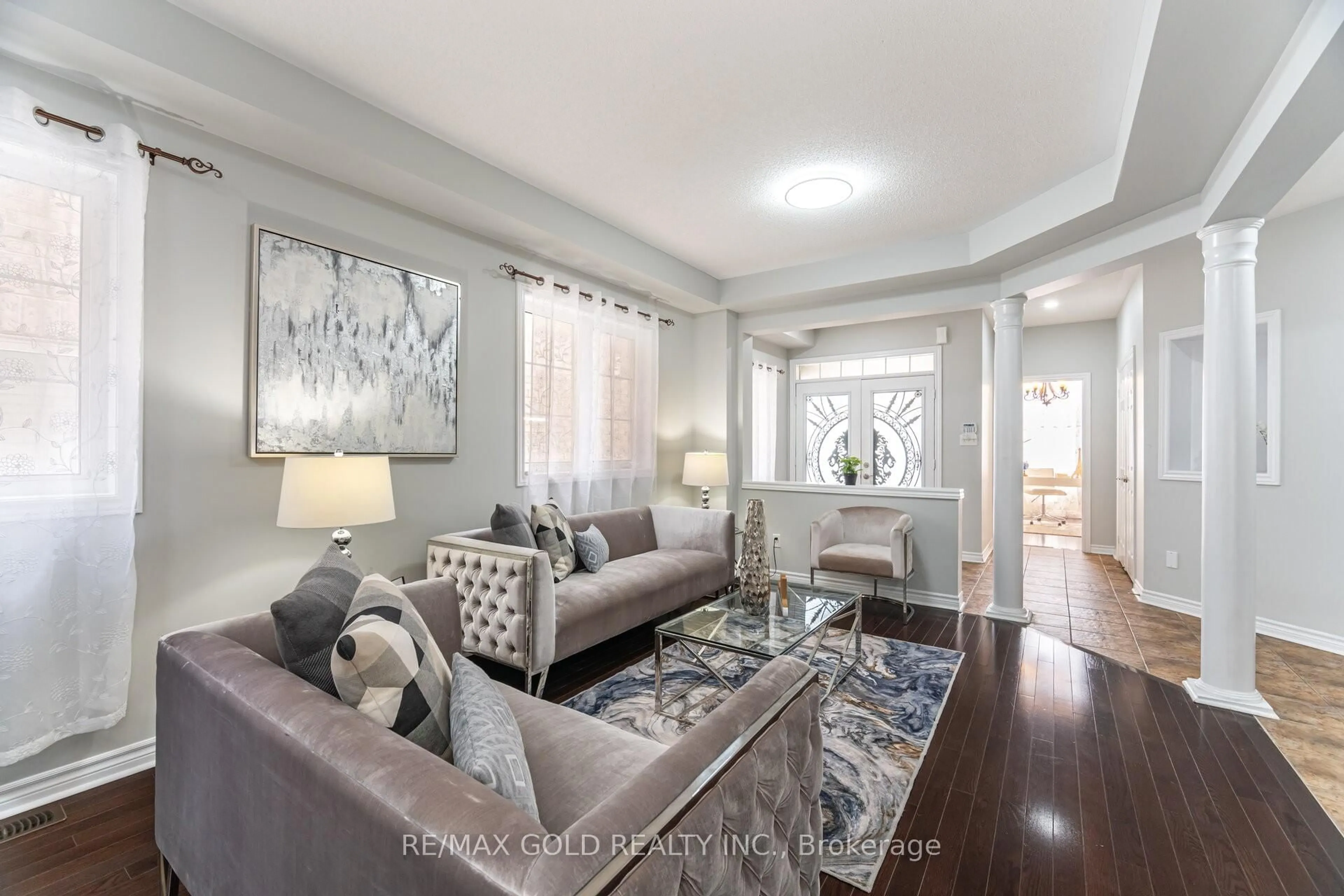 Living room with furniture, unknown for 15 Oakhaven Rd, Brampton Ontario L6P 2Y3