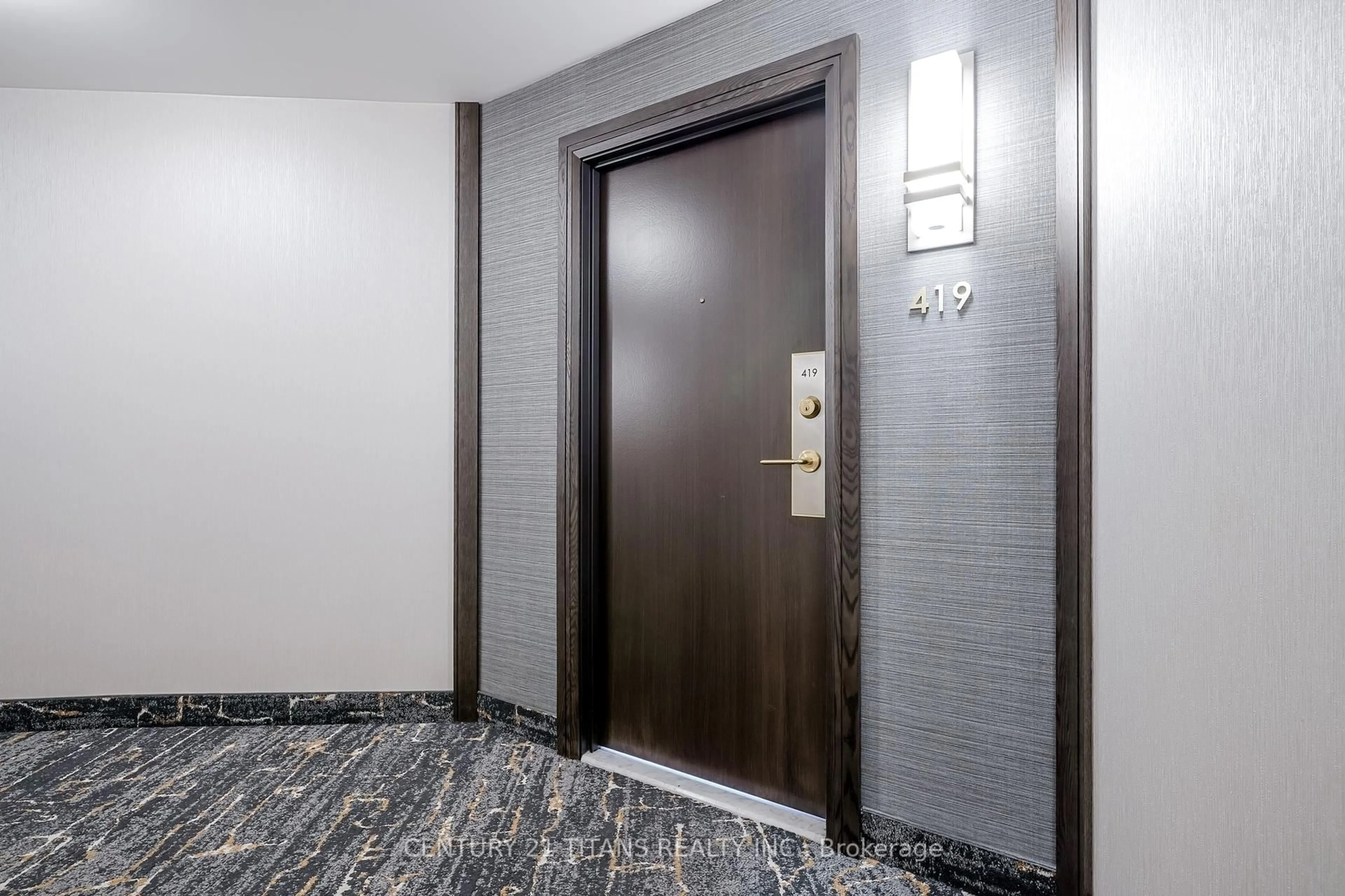 Indoor foyer for 4185 Shipp Dr #419, Mississauga Ontario L4Z 2Y8
