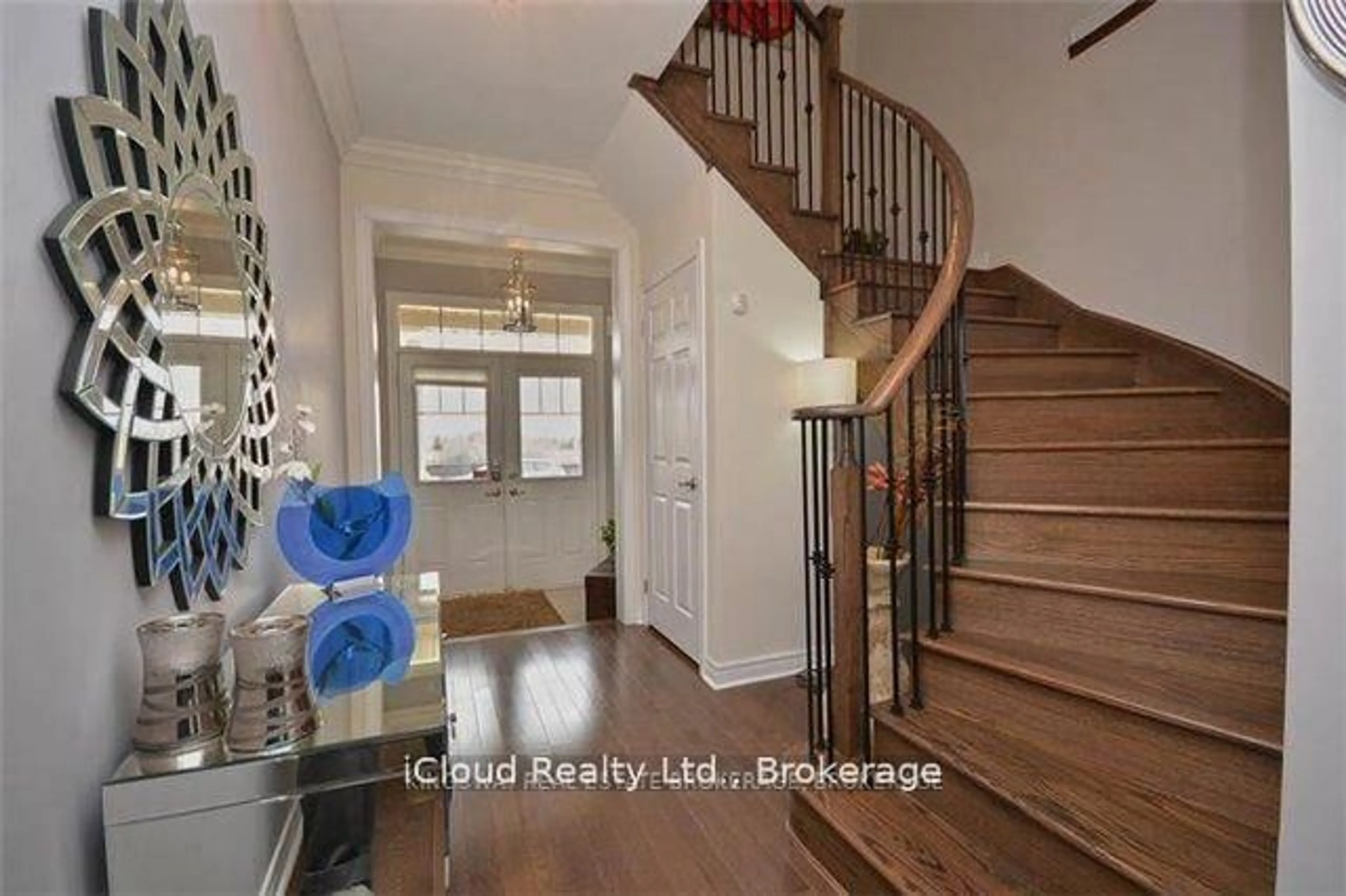 Indoor entryway for 109 Kaitting Tr, Oakville Ontario L6M 0T6