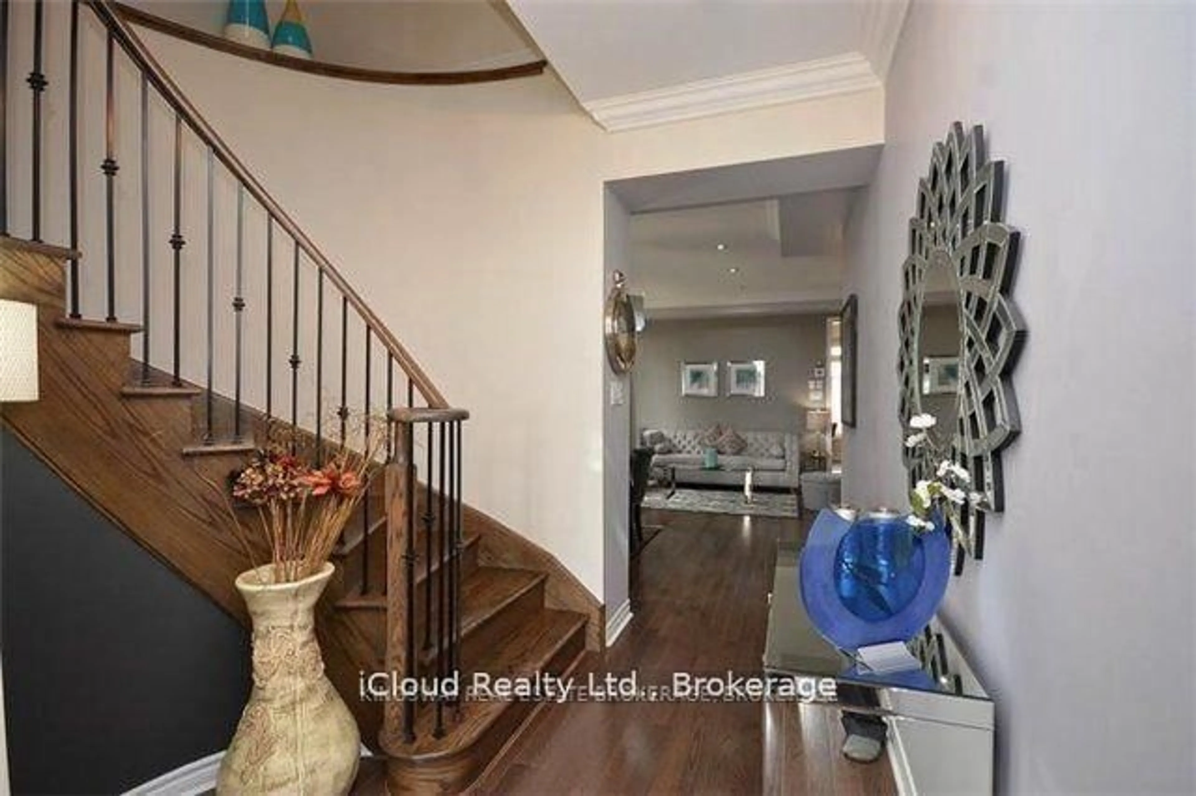 Indoor entryway for 109 Kaitting Tr, Oakville Ontario L6M 0T6