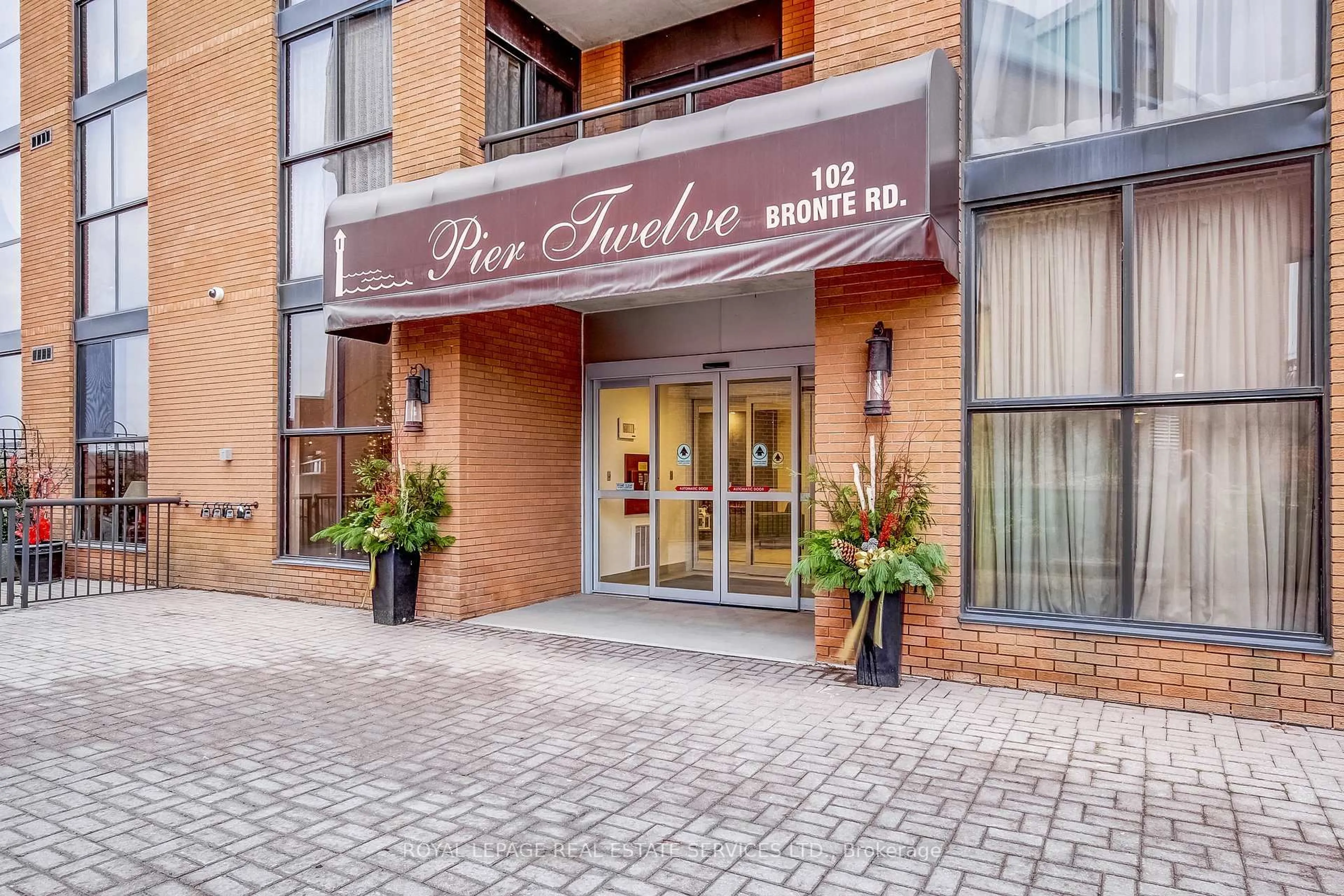 Indoor foyer for 102 Bronte Rd #308, Oakville Ontario L6L 6J5
