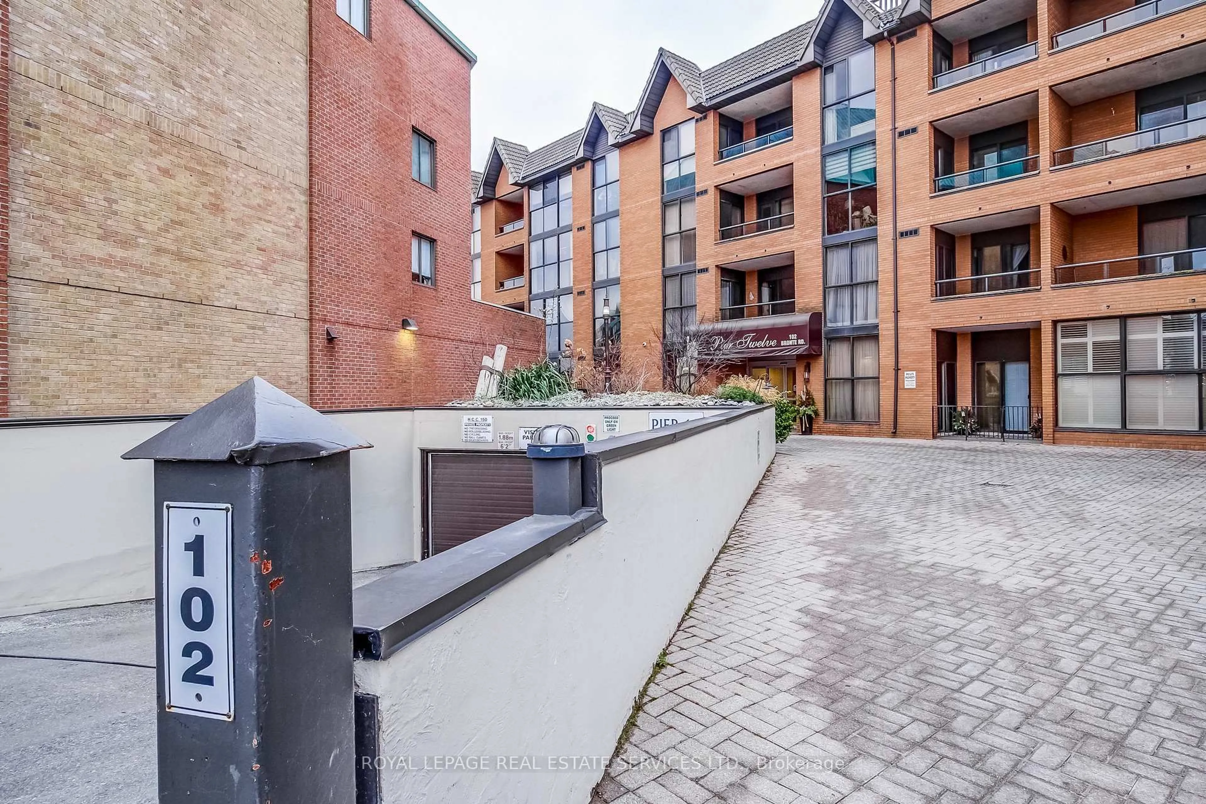 A pic from outside/outdoor area/front of a property/back of a property/a pic from drone, street for 102 Bronte Rd #308, Oakville Ontario L6L 6J5