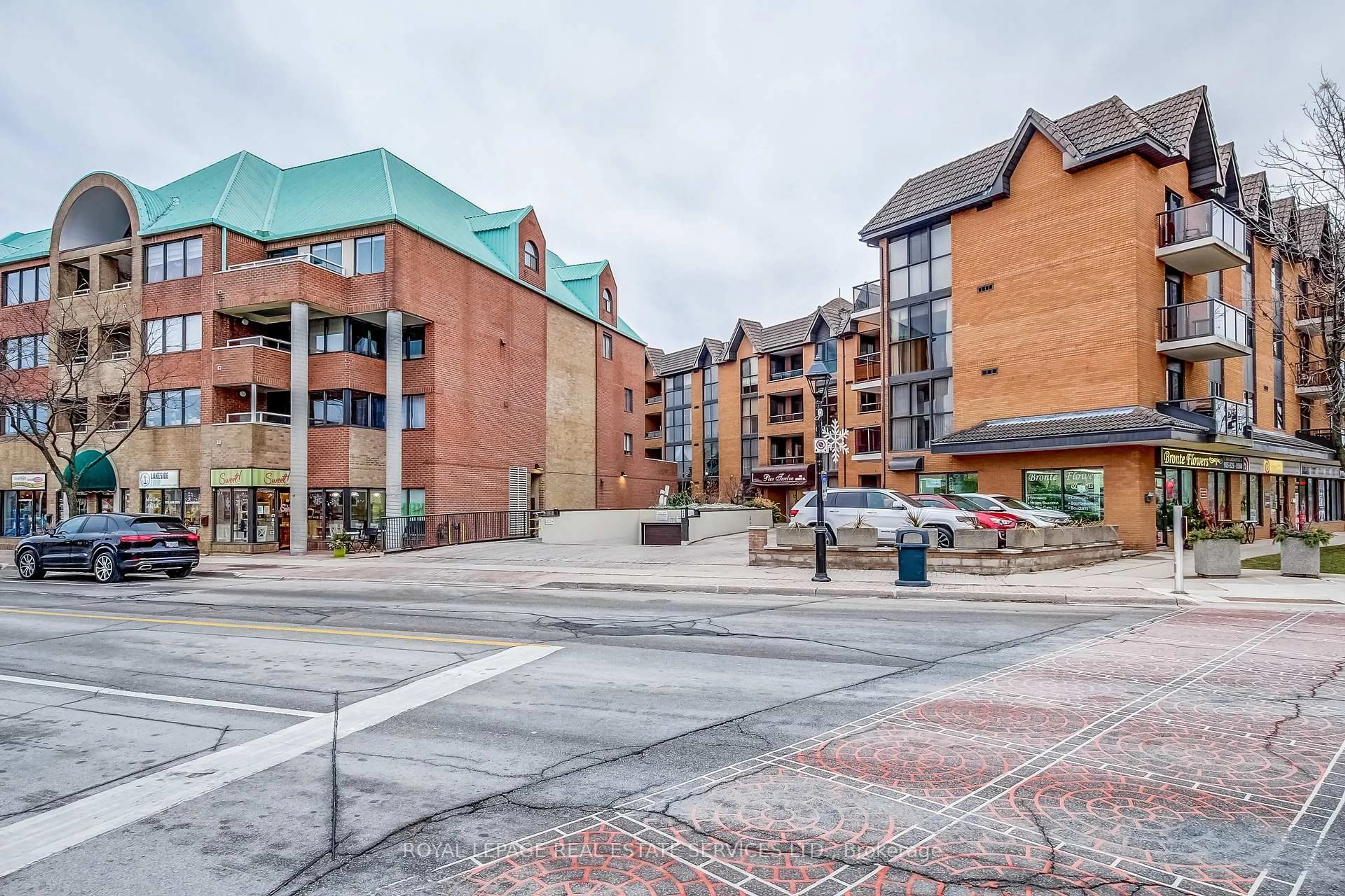 A pic from outside/outdoor area/front of a property/back of a property/a pic from drone, street for 102 Bronte Rd #308, Oakville Ontario L6L 6J5