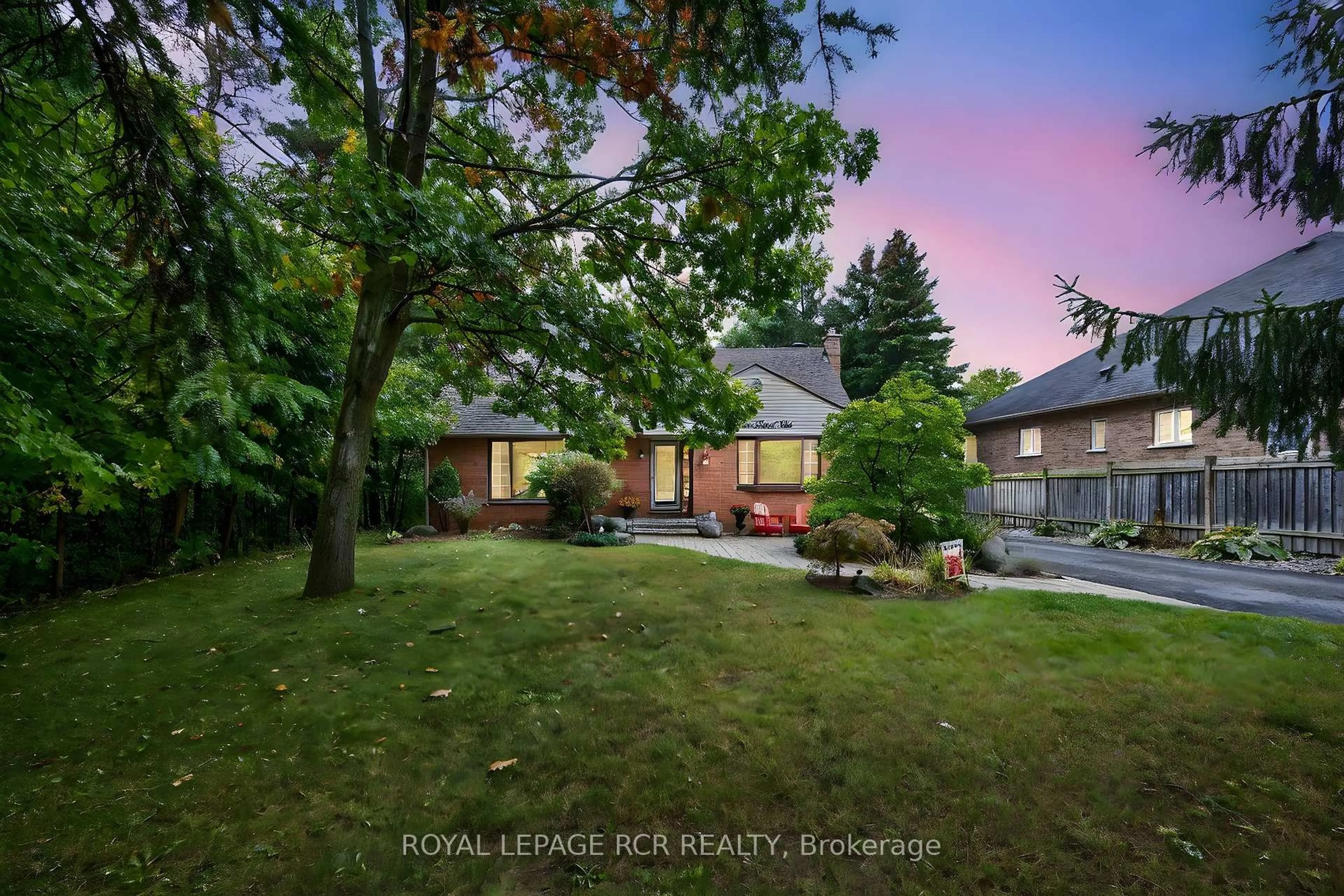 A pic from outside/outdoor area/front of a property/back of a property/a pic from drone, street for 88 Walker Rd, Caledon Ontario L7C 0G8