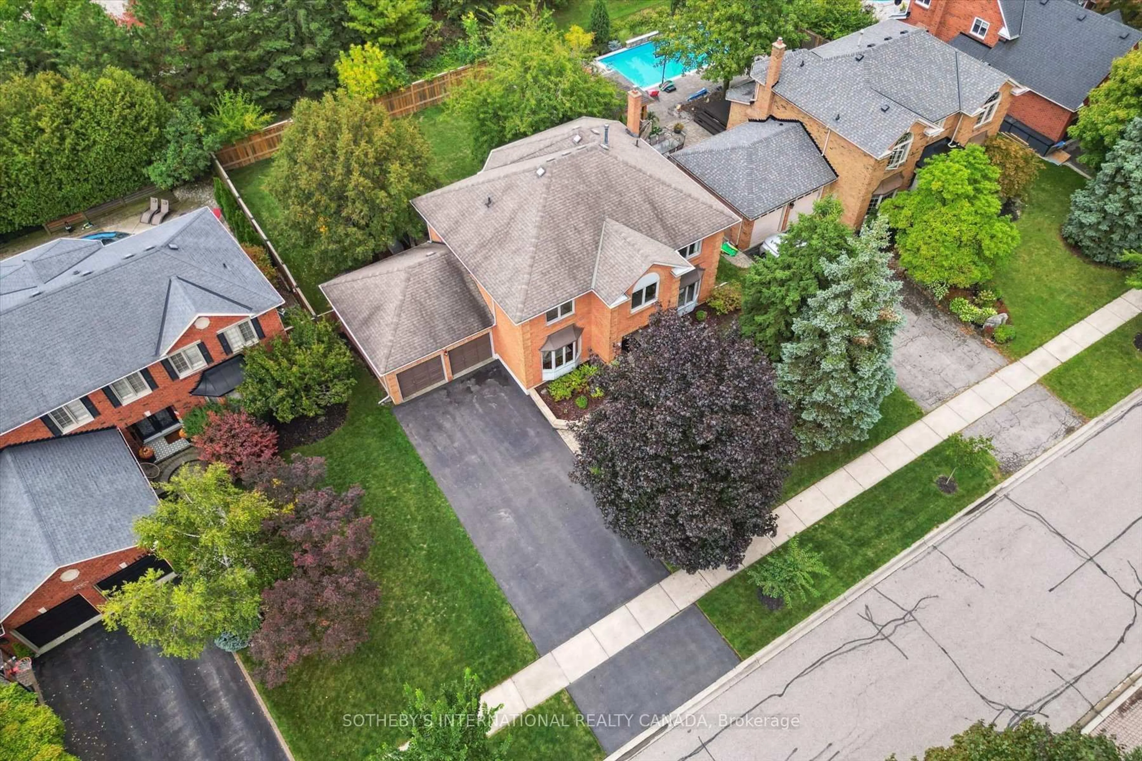 A pic from outside/outdoor area/front of a property/back of a property/a pic from drone, street for 1352 Winterberry Dr, Burlington Ontario L7P 4T8