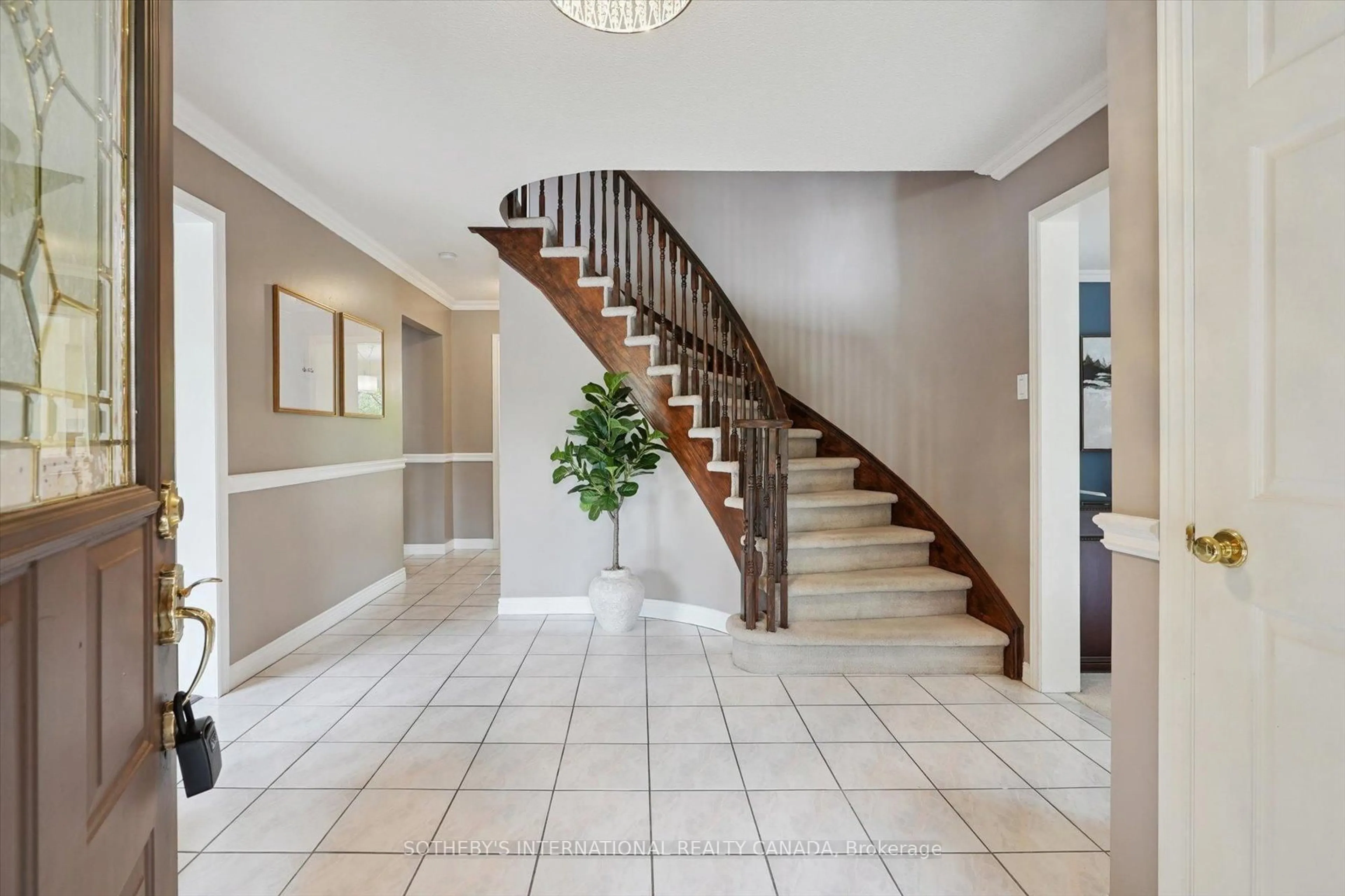 Indoor foyer for 1352 Winterberry Dr, Burlington Ontario L7P 4T8
