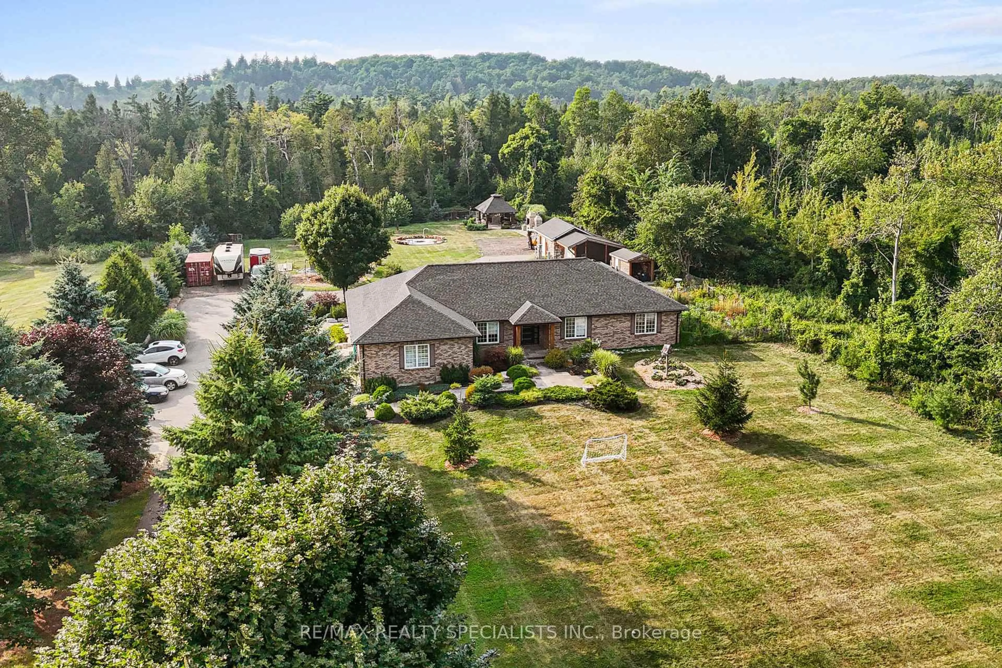A pic from outside/outdoor area/front of a property/back of a property/a pic from drone, mountain view for 13127 27 Sdrd, Halton Hills Ontario L7G 4S4