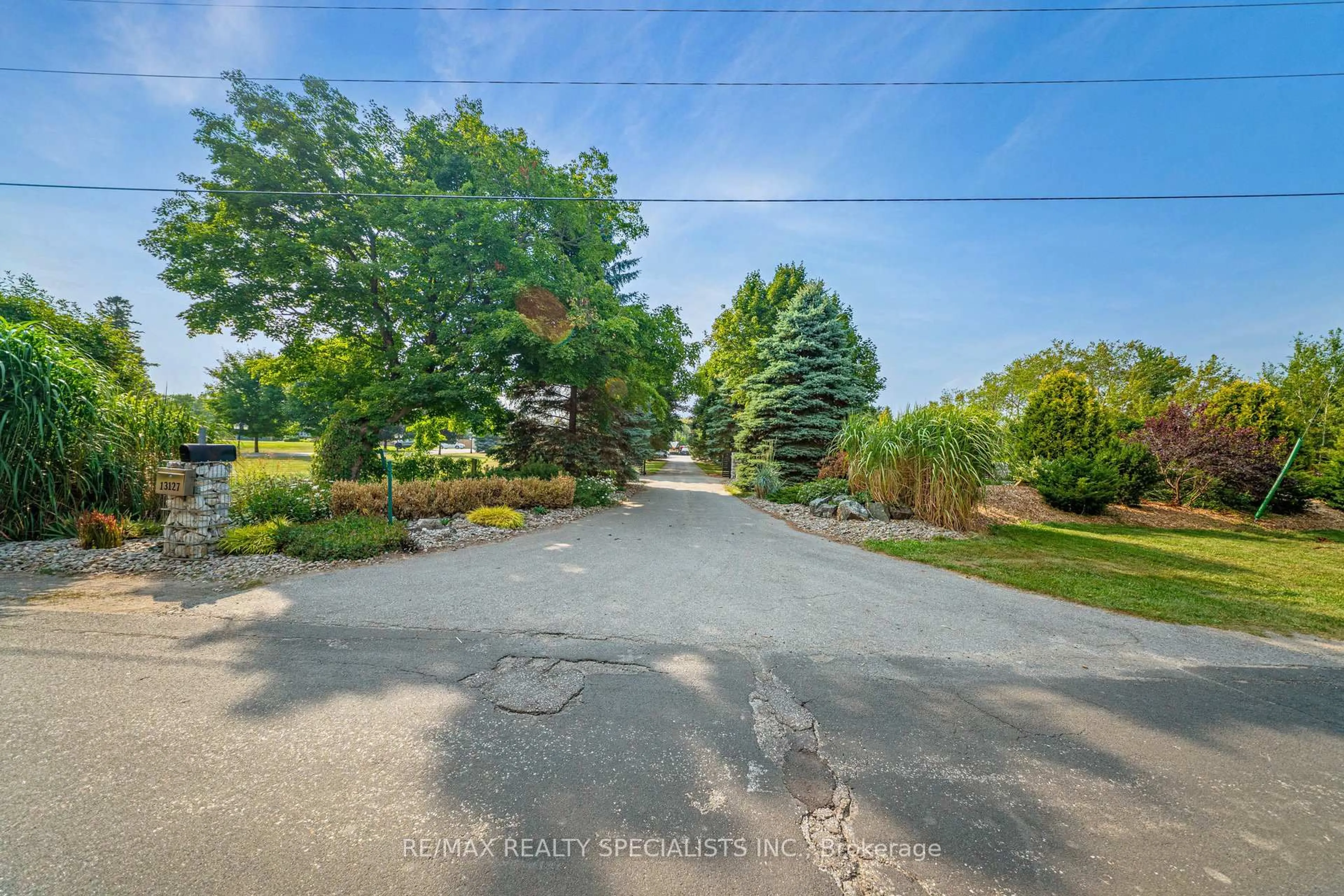 A pic from outside/outdoor area/front of a property/back of a property/a pic from drone, street for 13127 27 Sdrd, Halton Hills Ontario L7G 4S4
