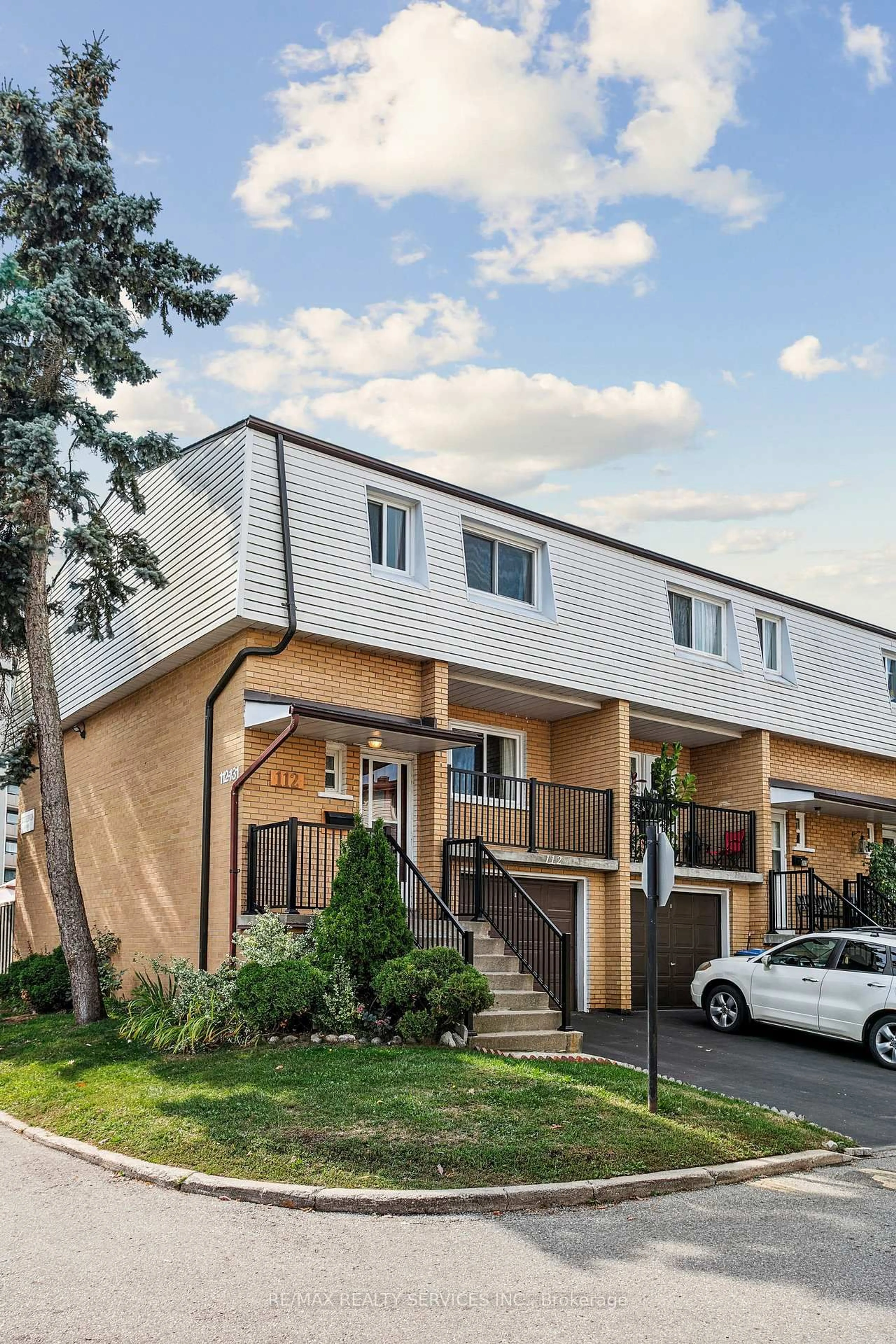 Home with vinyl exterior material, street for 3175 Kirwin Ave #112, Mississauga Ontario L5A 3M4