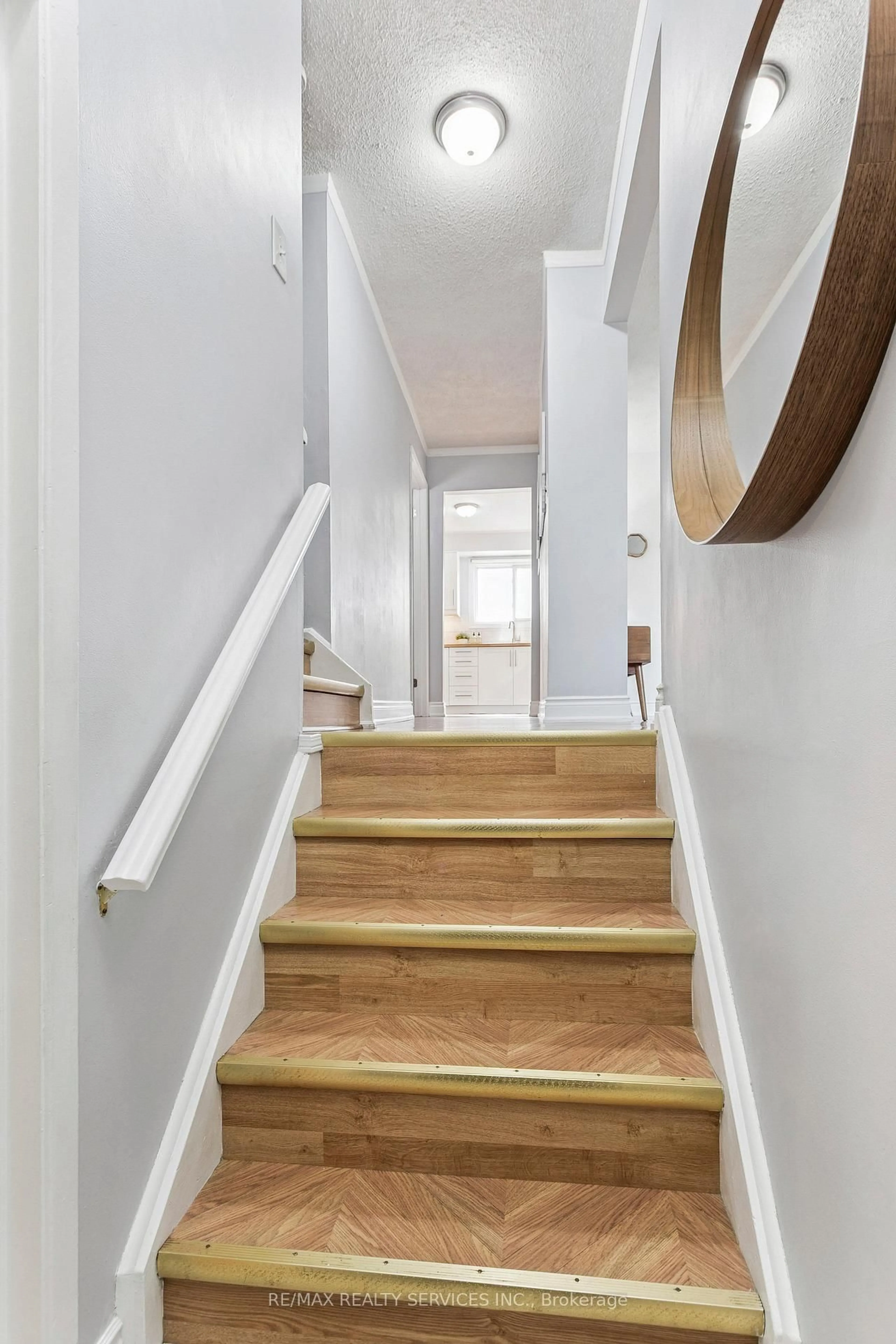 Stairs for 3175 Kirwin Ave #112, Mississauga Ontario L5A 3M4