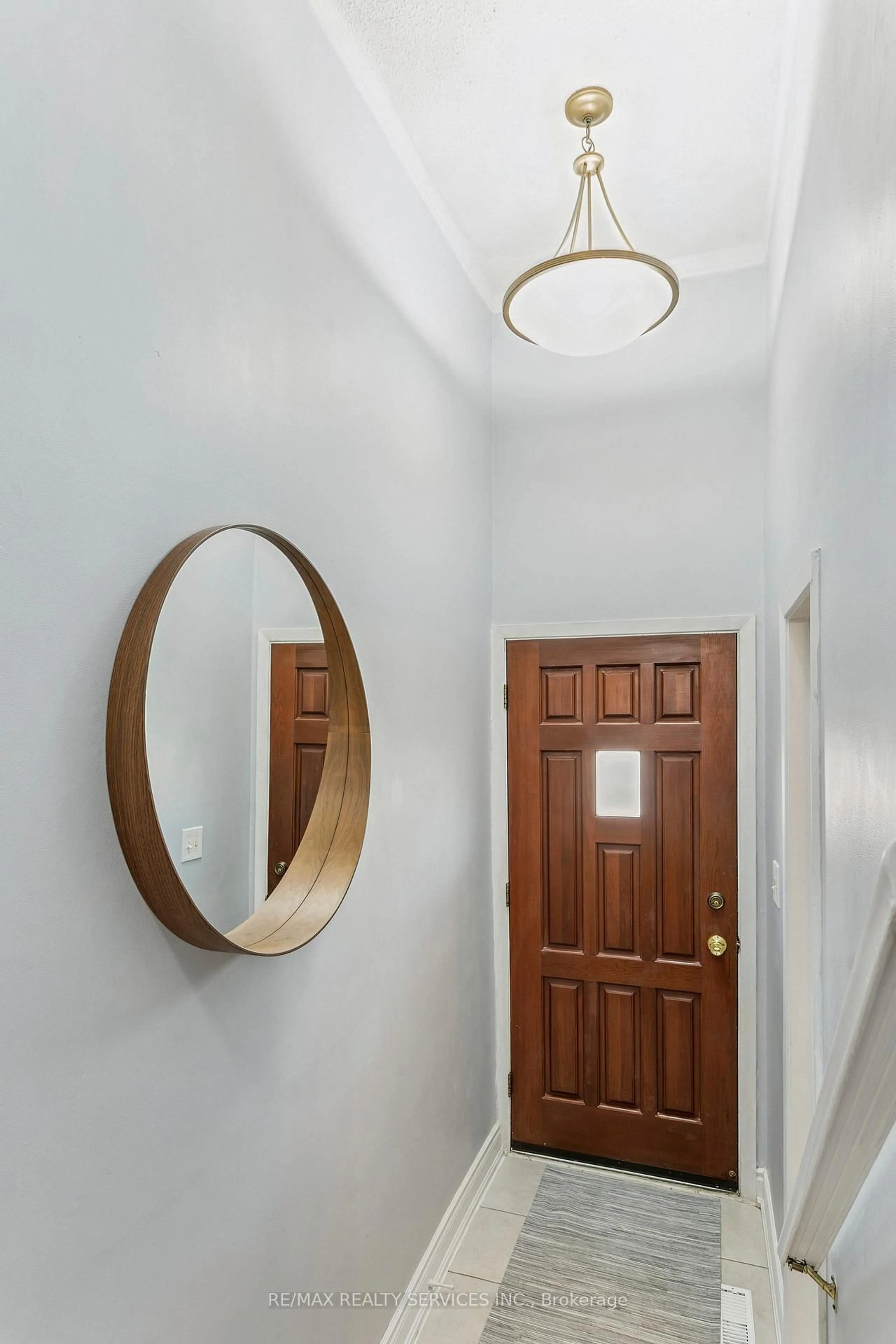 Indoor entryway for 3175 Kirwin Ave #112, Mississauga Ontario L5A 3M4