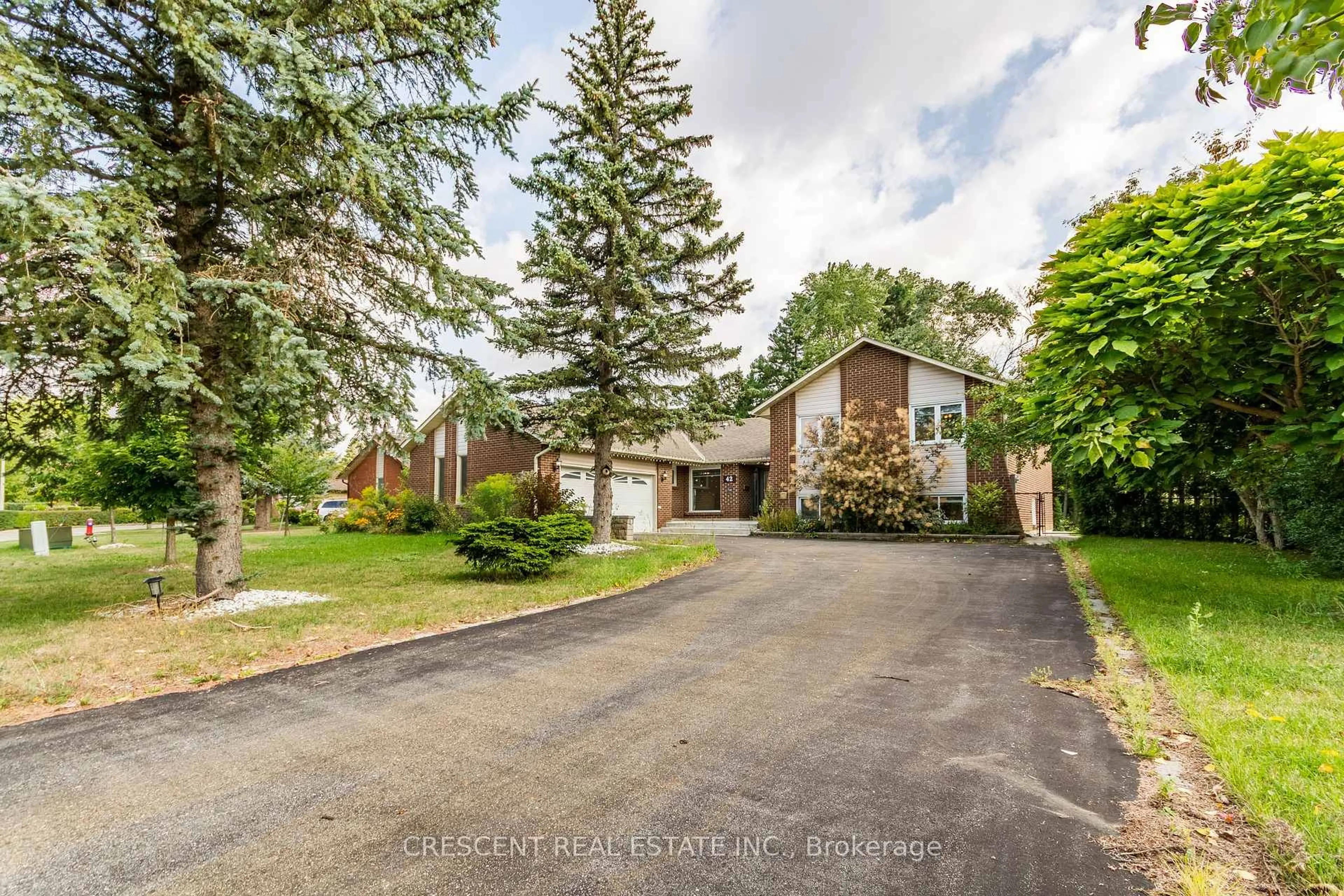 A pic from outside/outdoor area/front of a property/back of a property/a pic from drone, street for 42 Boreham Circ, Brampton Ontario L6Z 1T4