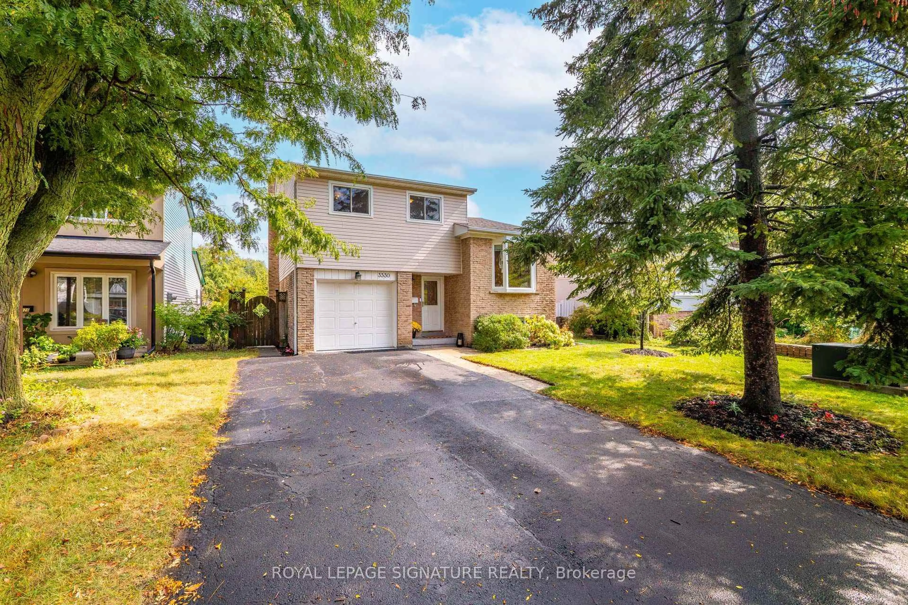A pic from outside/outdoor area/front of a property/back of a property/a pic from drone, street for 3330 Kings Masting Cres, Mississauga Ontario L5L 1G6