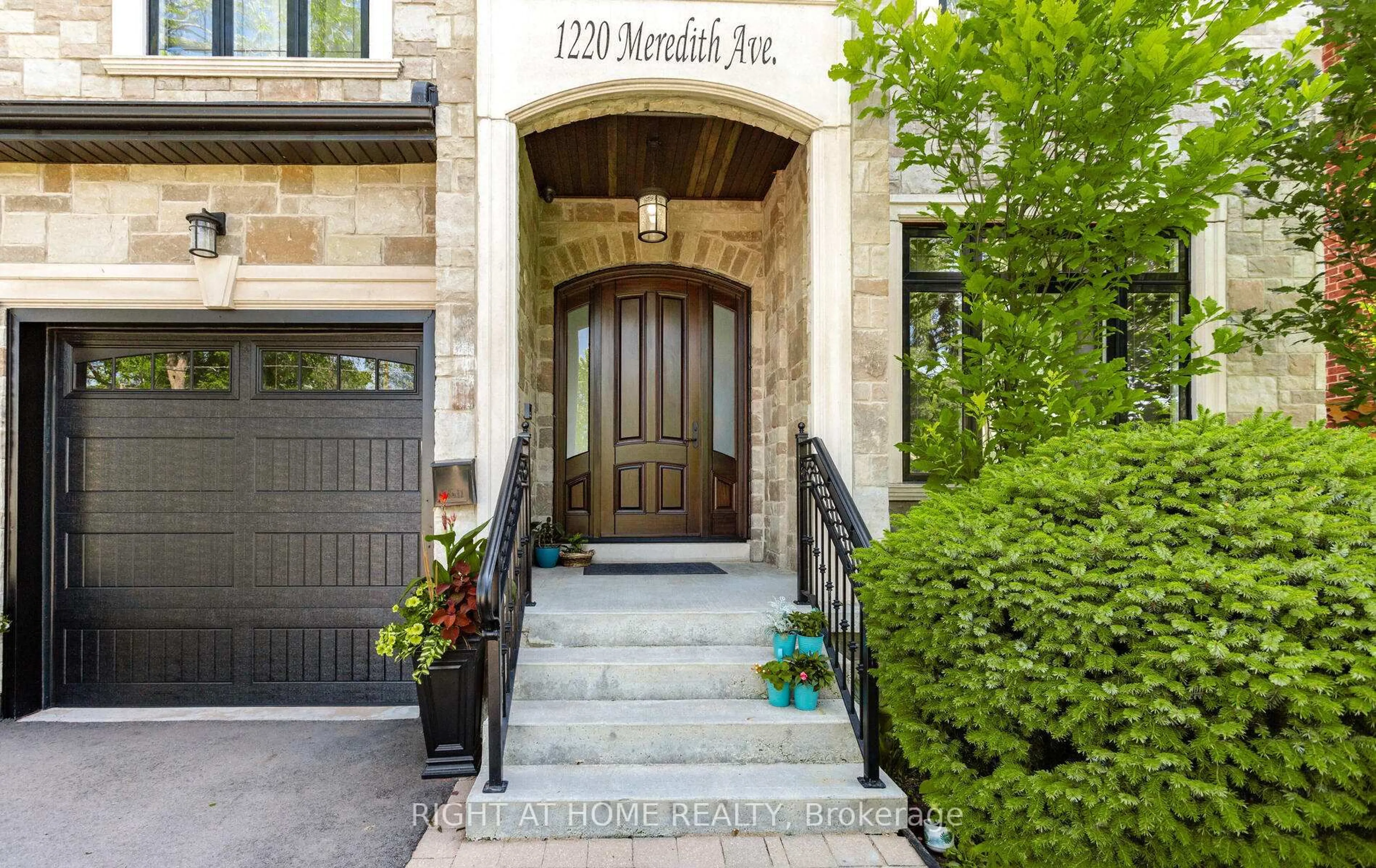 Indoor entryway for 1220 Meredith Ave, Mississauga Ontario L5E 2E3
