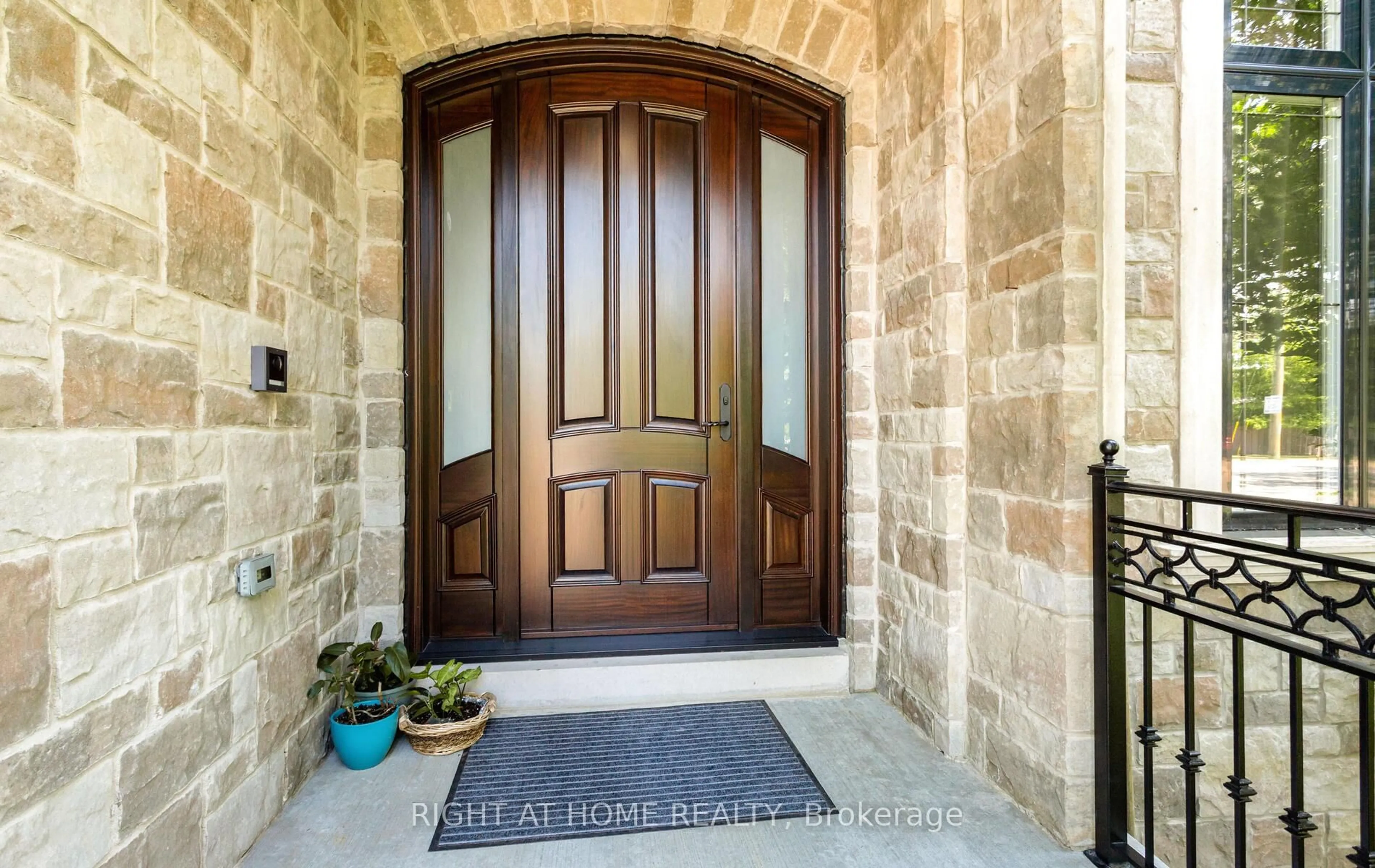 Indoor entryway for 1220 Meredith Ave, Mississauga Ontario L5E 2E3