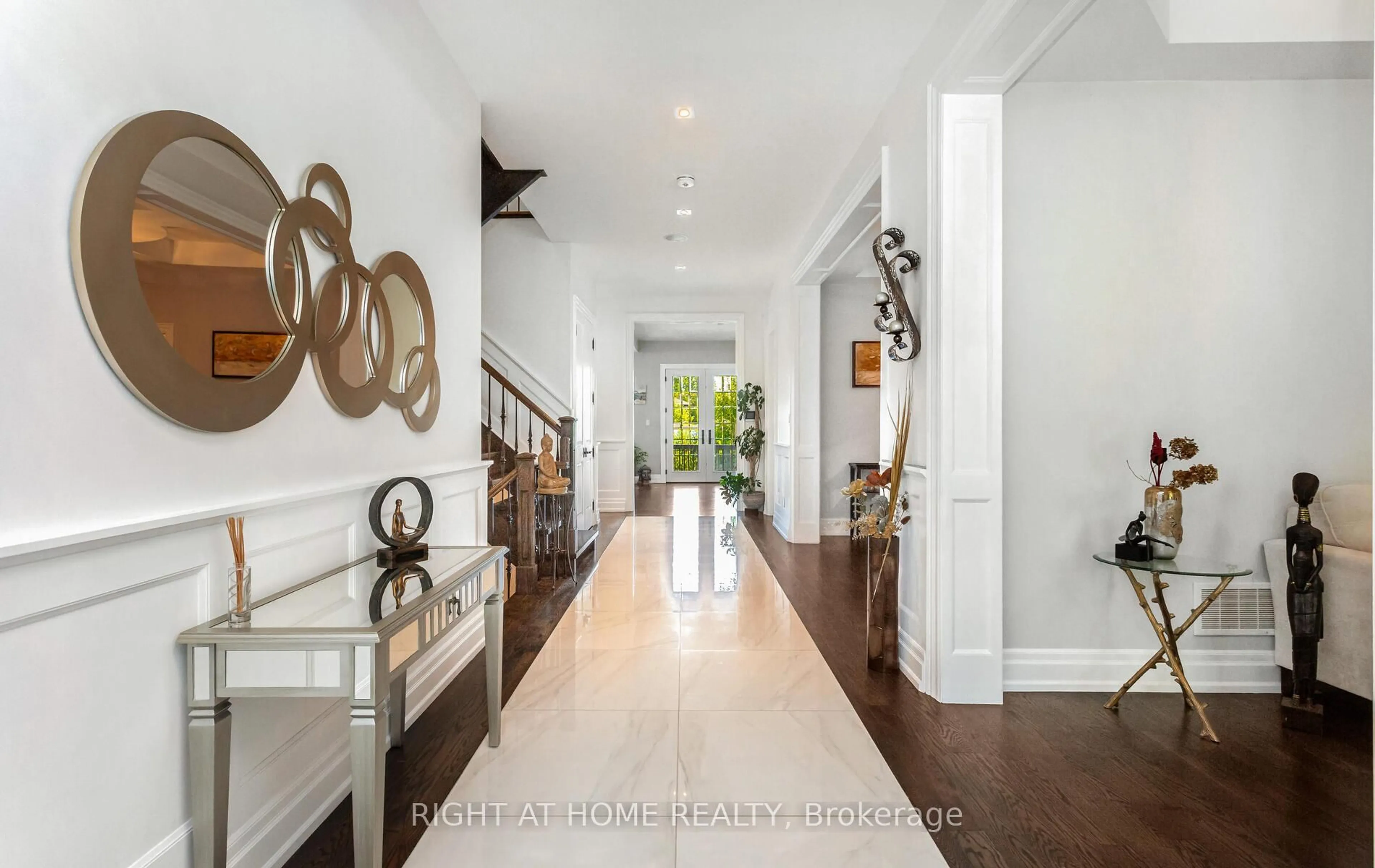 Indoor entryway for 1220 Meredith Ave, Mississauga Ontario L5E 2E3