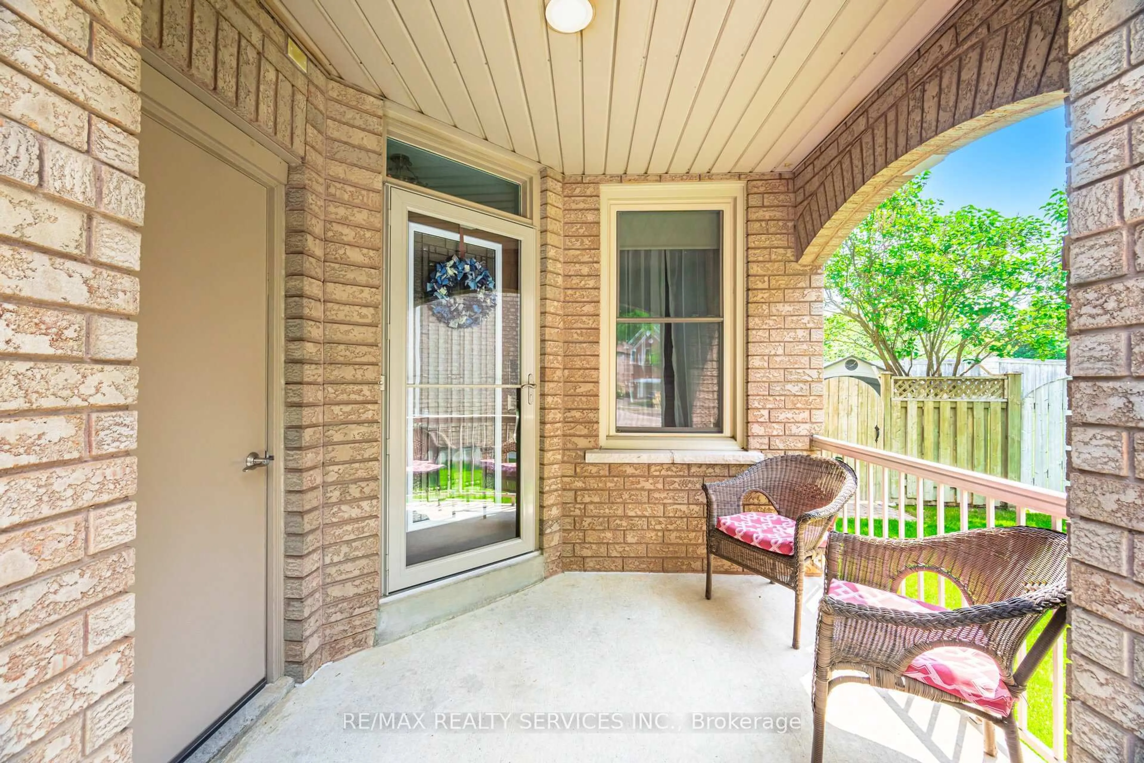 Indoor entryway for 8 Inwood Pl, Brampton Ontario L6R 1T2