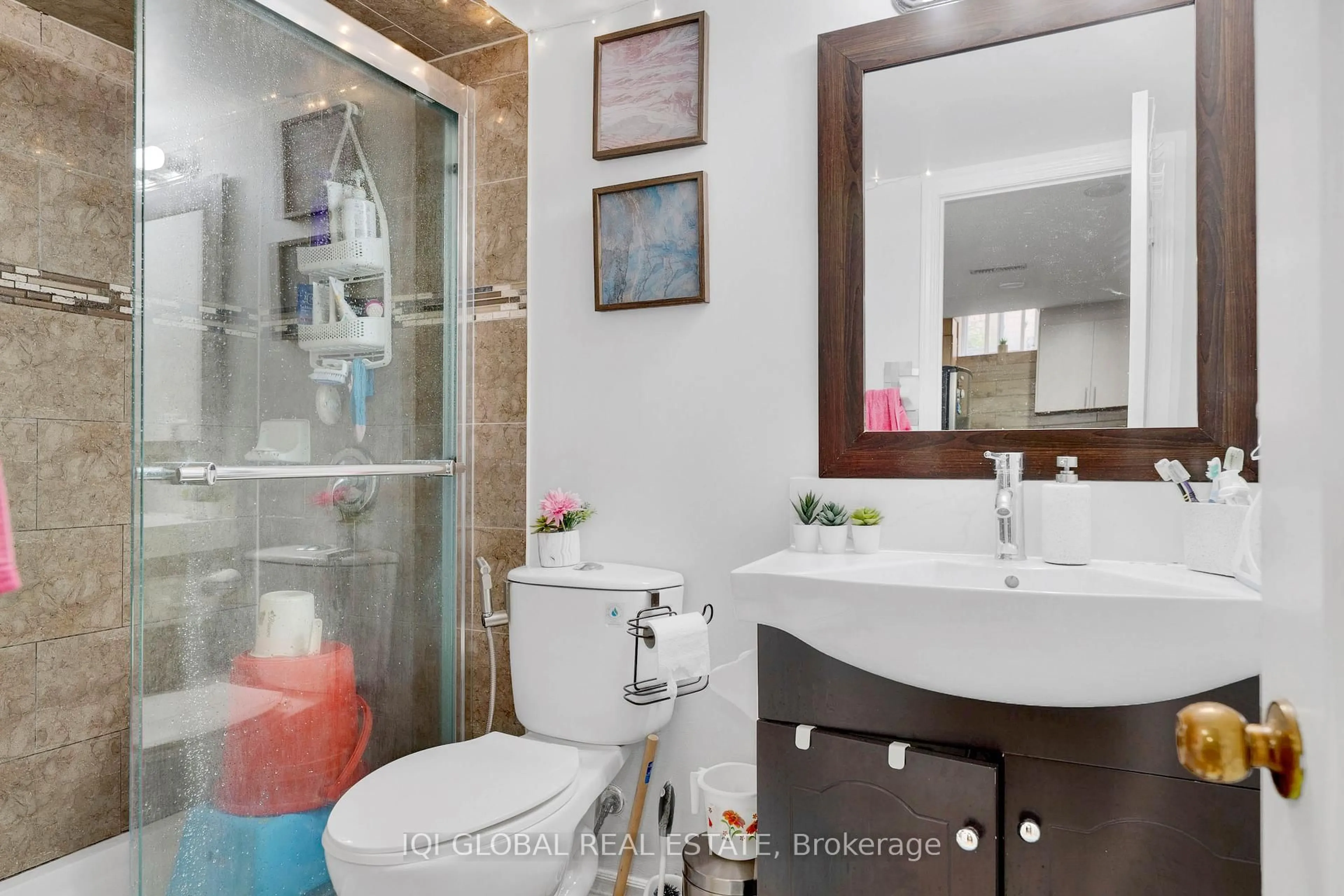 Contemporary bathroom, ceramic/tile floor for 7570 Saint Barbara Blvd, Mississauga Ontario L5W 0B6