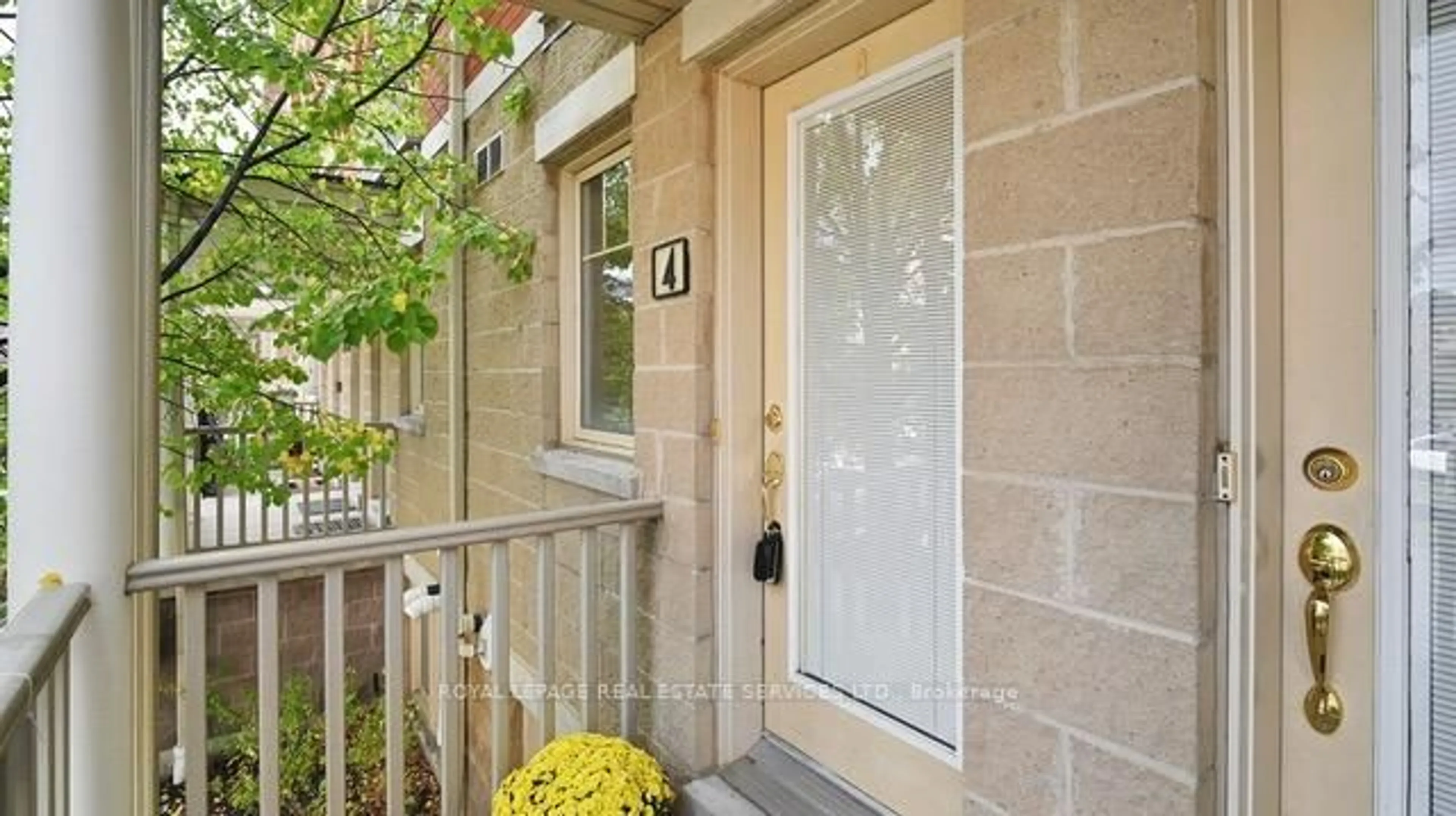 Indoor entryway for 5050 Intrepid Dr #4, Mississauga Ontario L5M 0E5