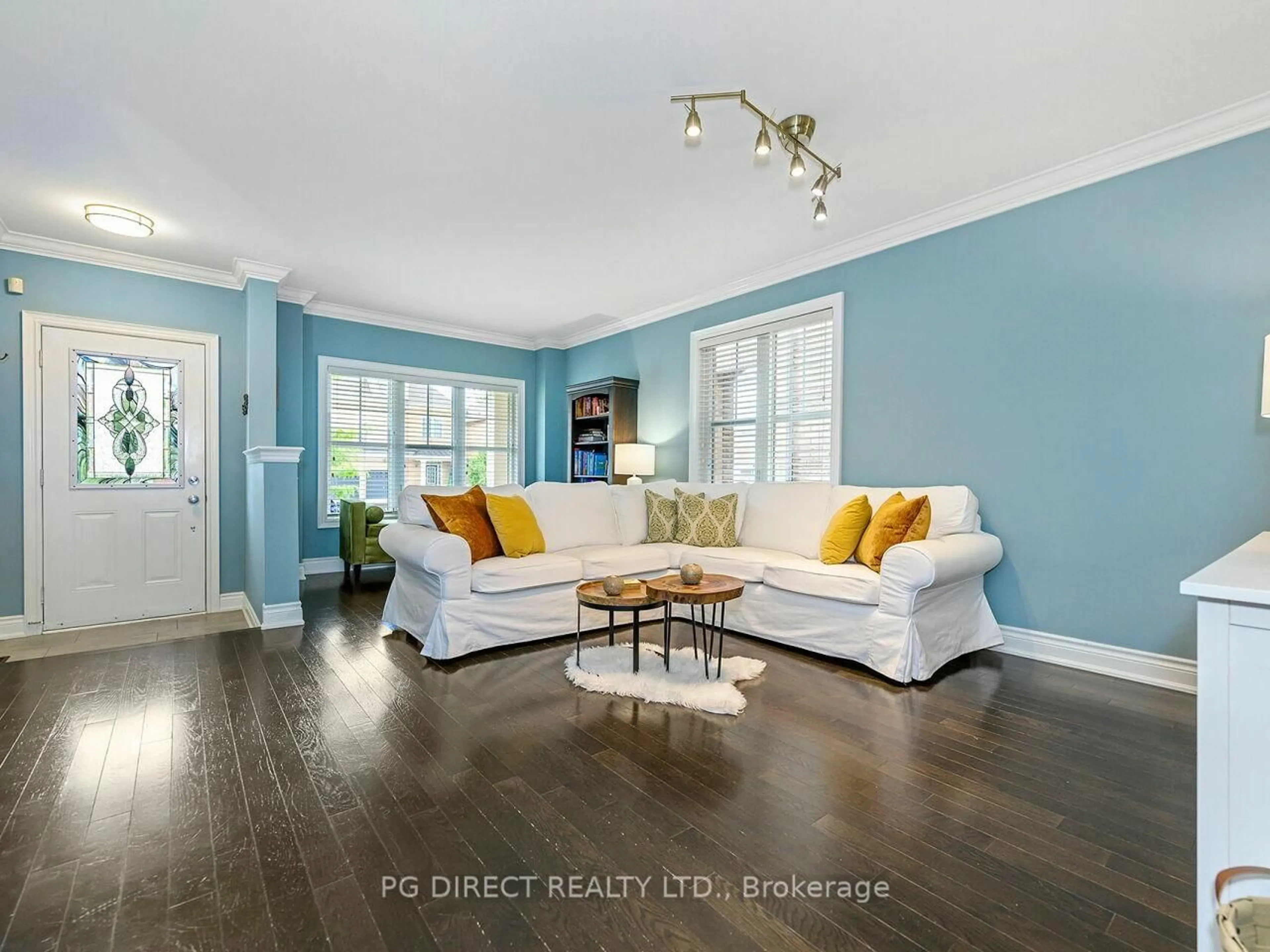 Living room with furniture, unknown for 286 Scott Blvd, Milton Ontario L9T 7A1