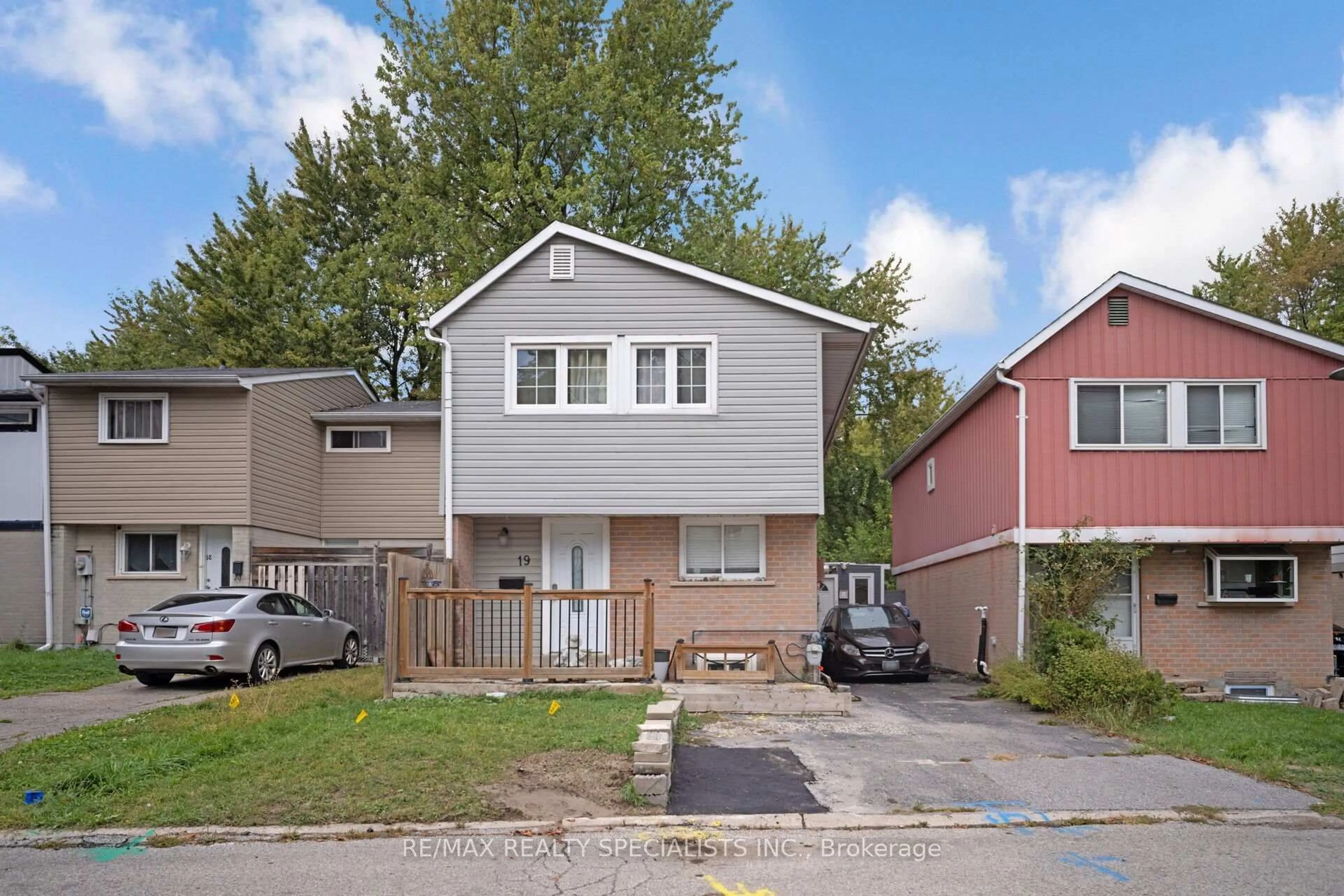 Home with vinyl exterior material, street for 19 Gatsby Sq, Brampton Ontario L6S 2H4