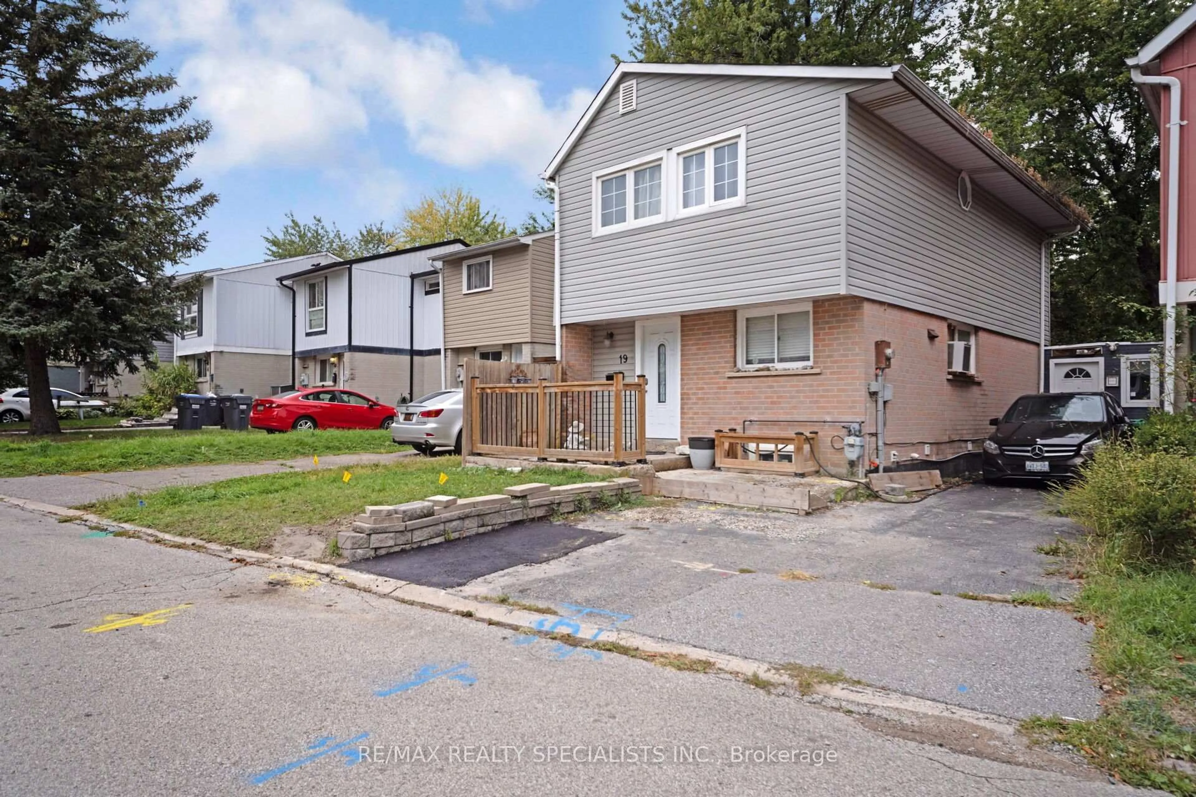 A pic from outside/outdoor area/front of a property/back of a property/a pic from drone, street for 19 Gatsby Sq, Brampton Ontario L6S 2H4