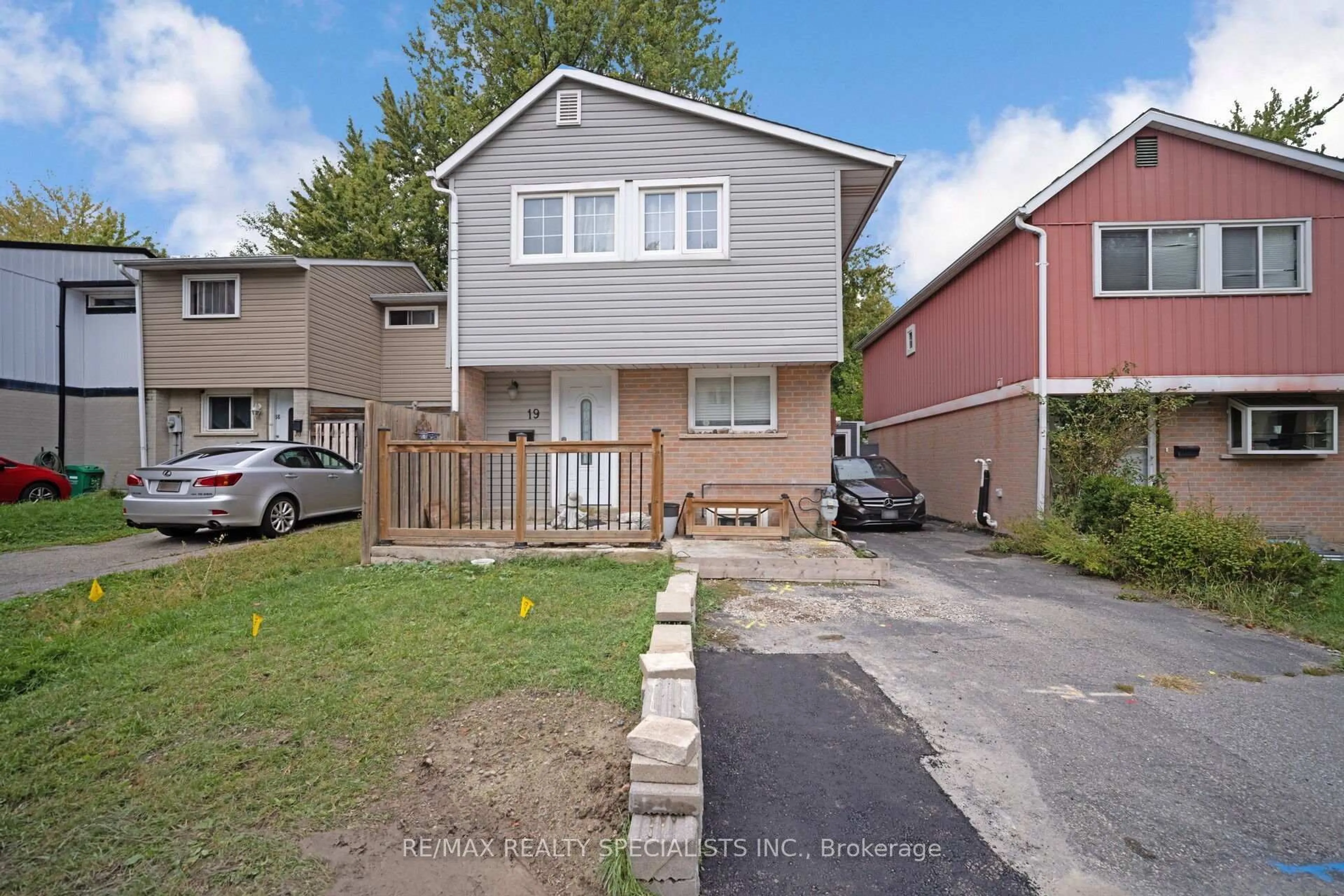 A pic from outside/outdoor area/front of a property/back of a property/a pic from drone, street for 19 Gatsby Sq, Brampton Ontario L6S 2H4
