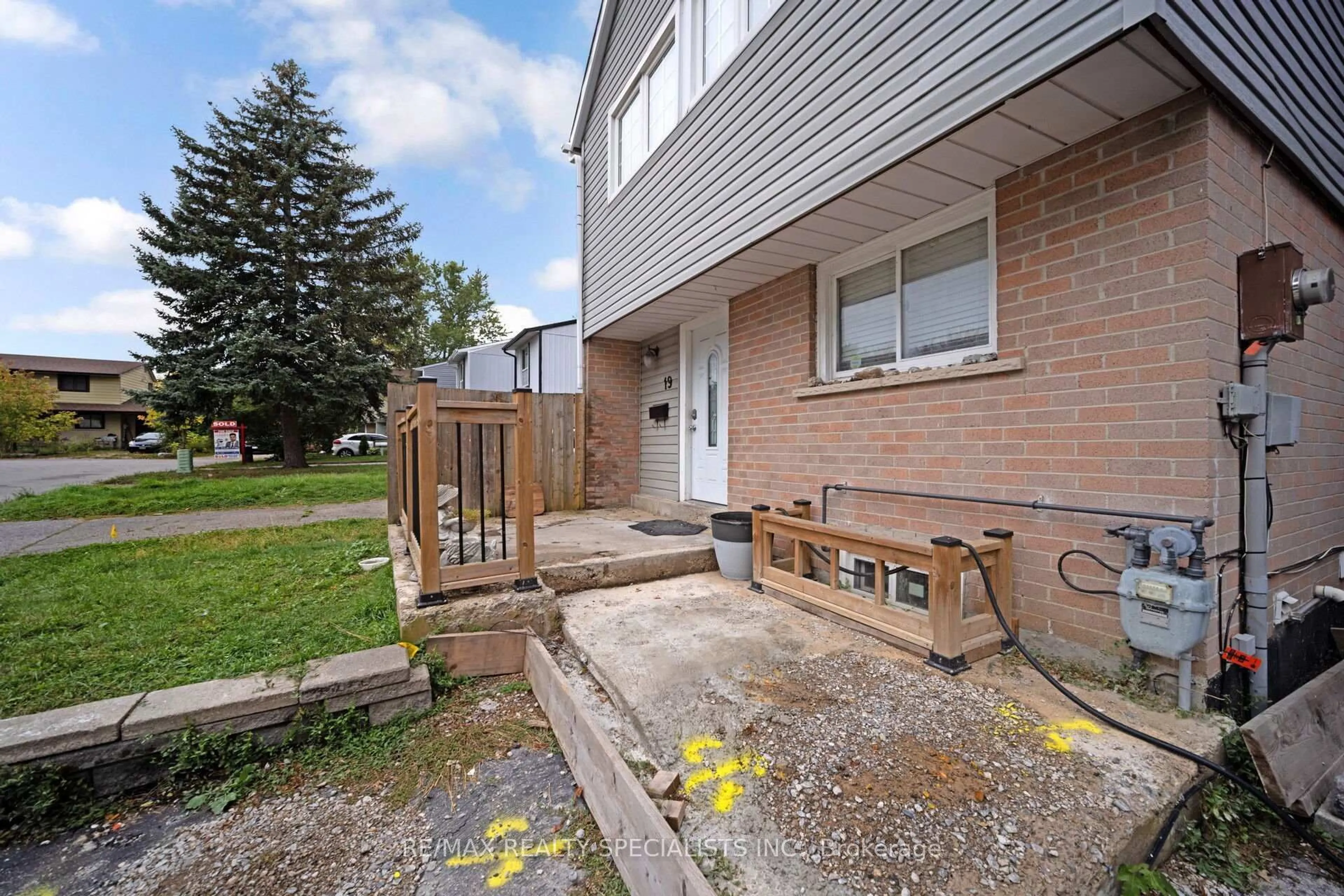 Patio, street for 19 Gatsby Sq, Brampton Ontario L6S 2H4