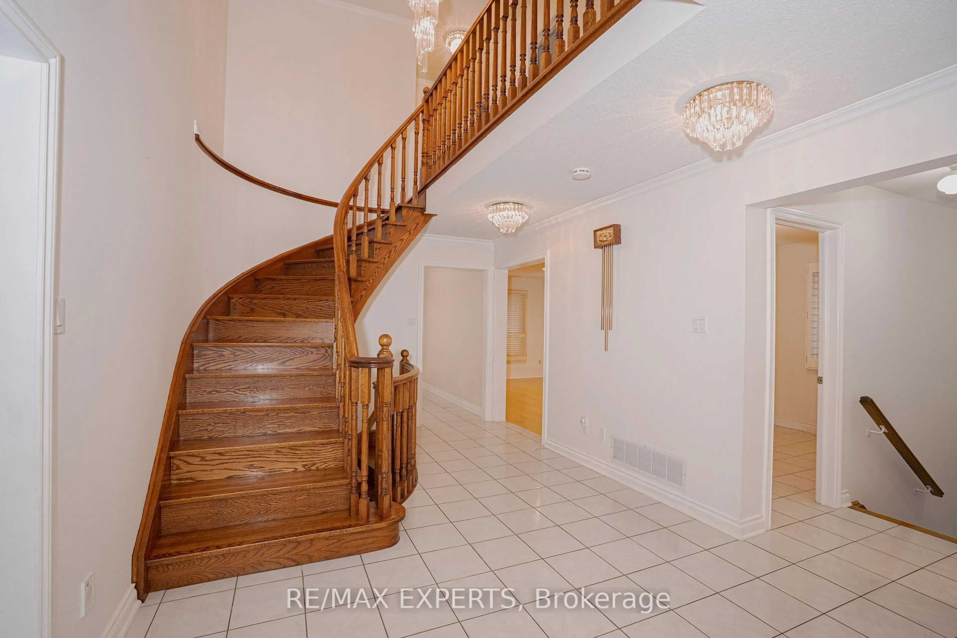 Indoor foyer for 48 Ingleside Dr, Toronto Ontario M3K 1V1