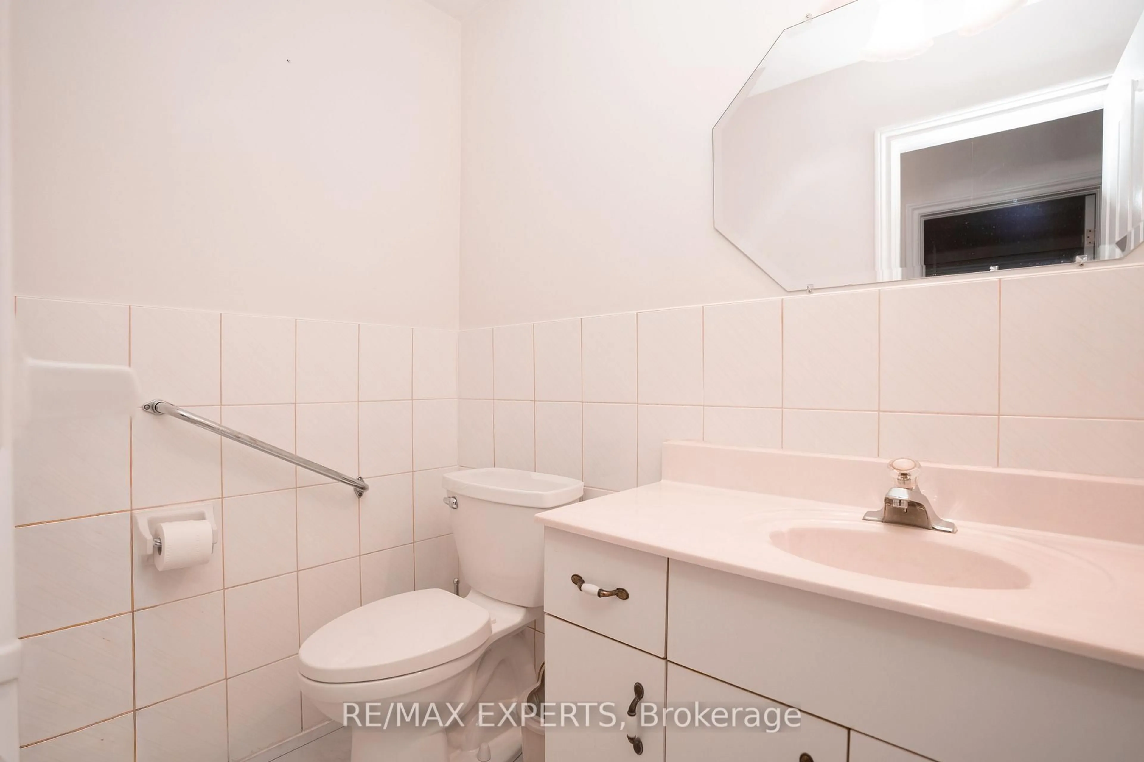 Standard bathroom, ceramic/tile floor for 48 Ingleside Dr, Toronto Ontario M3K 1V1