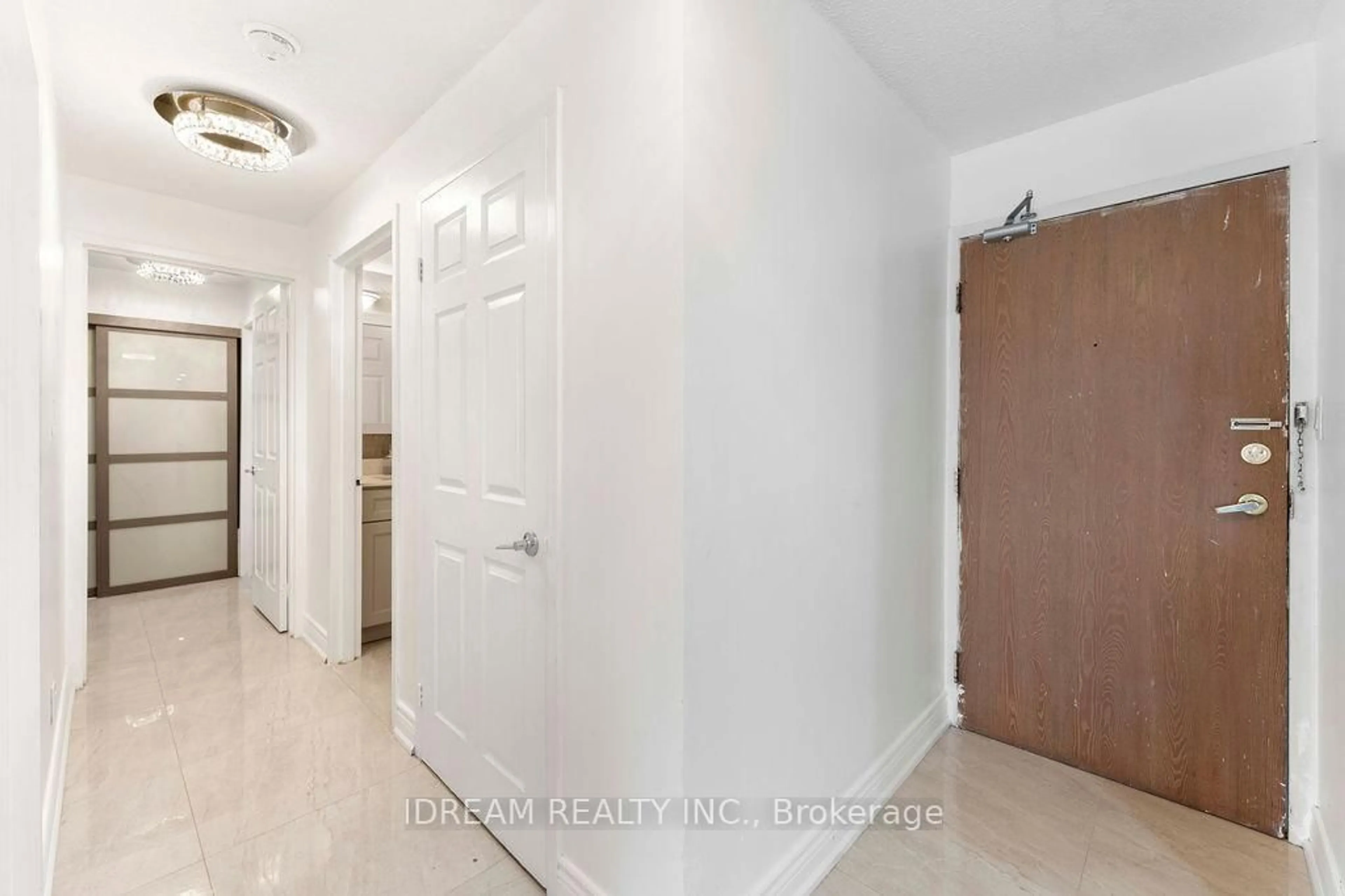 Indoor entryway for 25 Agnes St #1208, Mississauga Ontario L5B 3X7