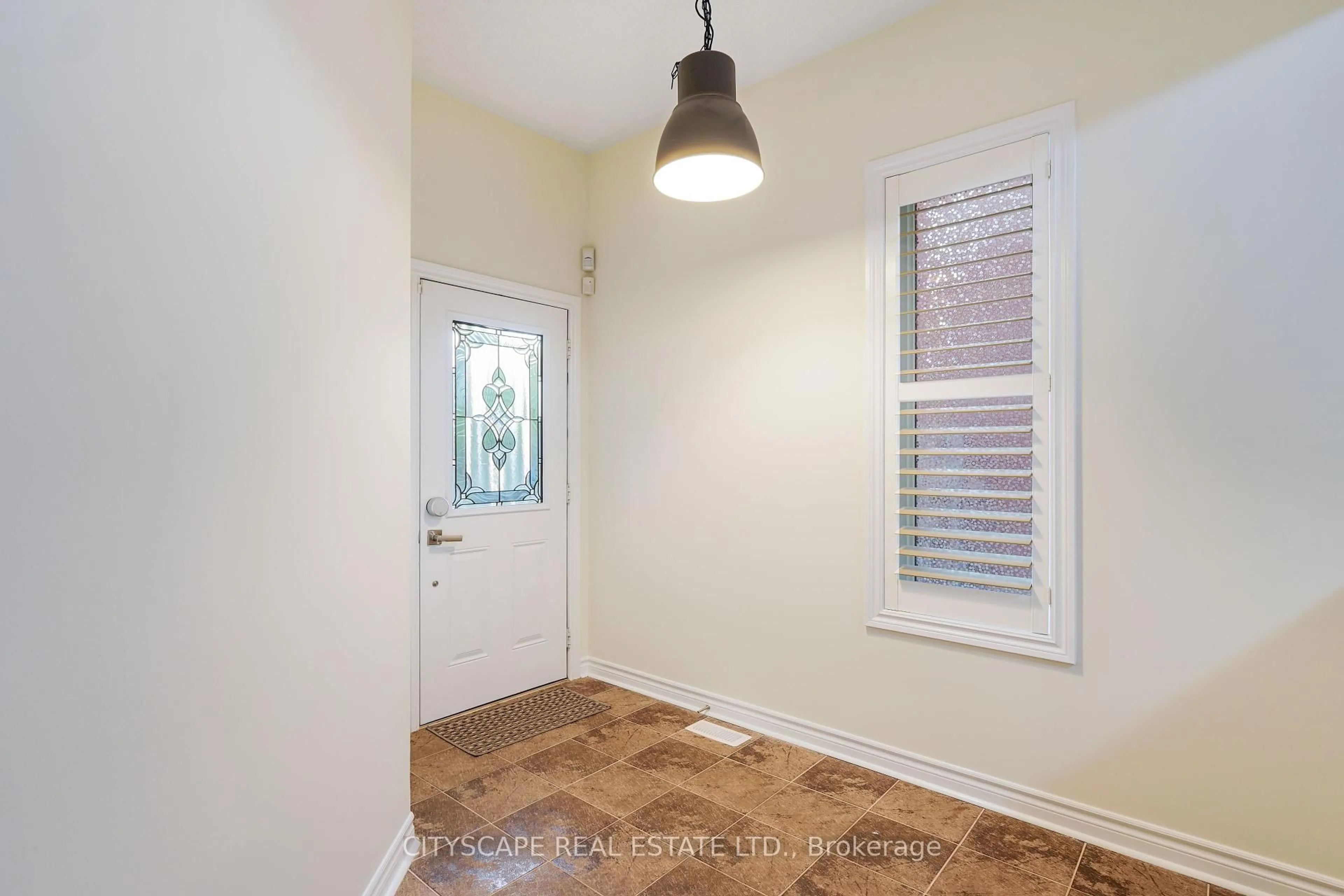 Indoor entryway for 5515 Challenger Dr, Mississauga Ontario L5M 0G9