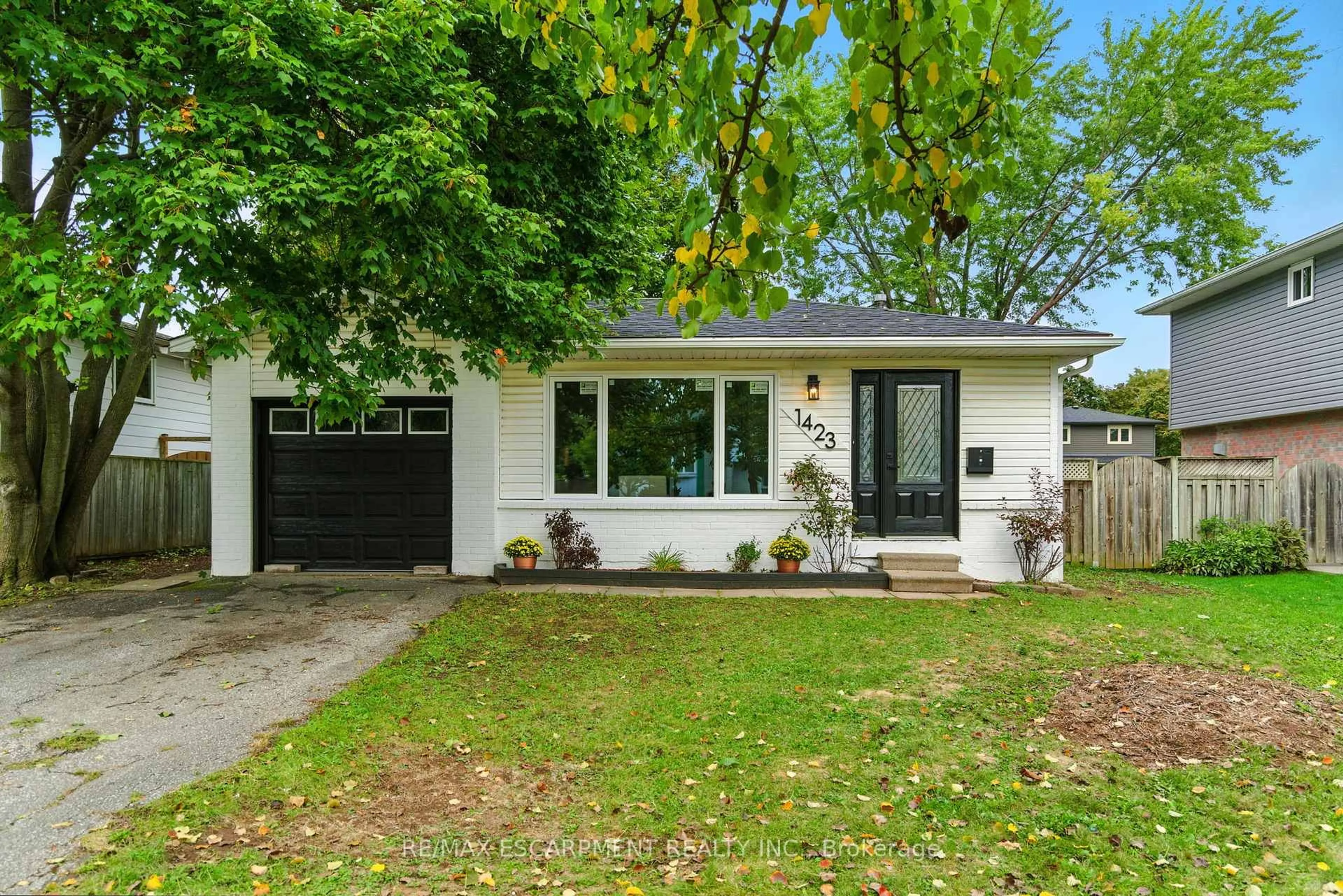 Home with vinyl exterior material, street for 1423 Thornton Rd, Burlington Ontario L7M 1N6