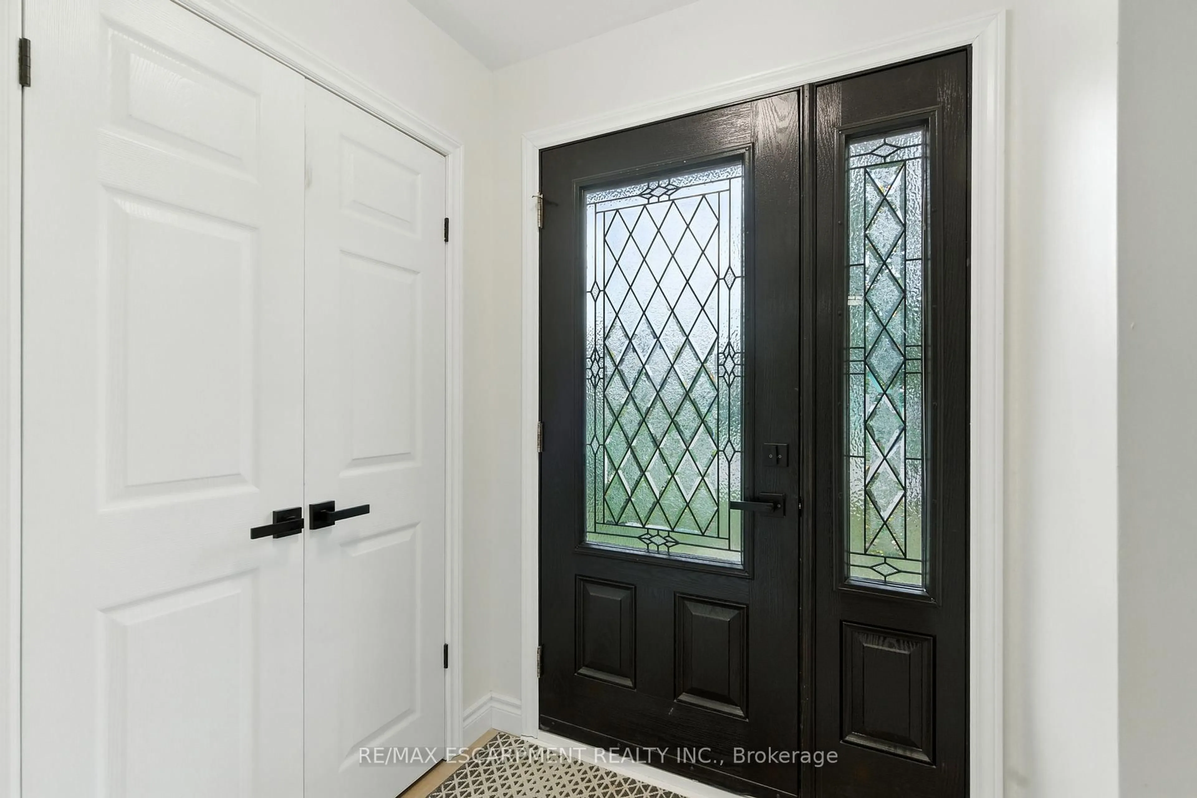 Indoor entryway for 1423 Thornton Rd, Burlington Ontario L7M 1N6