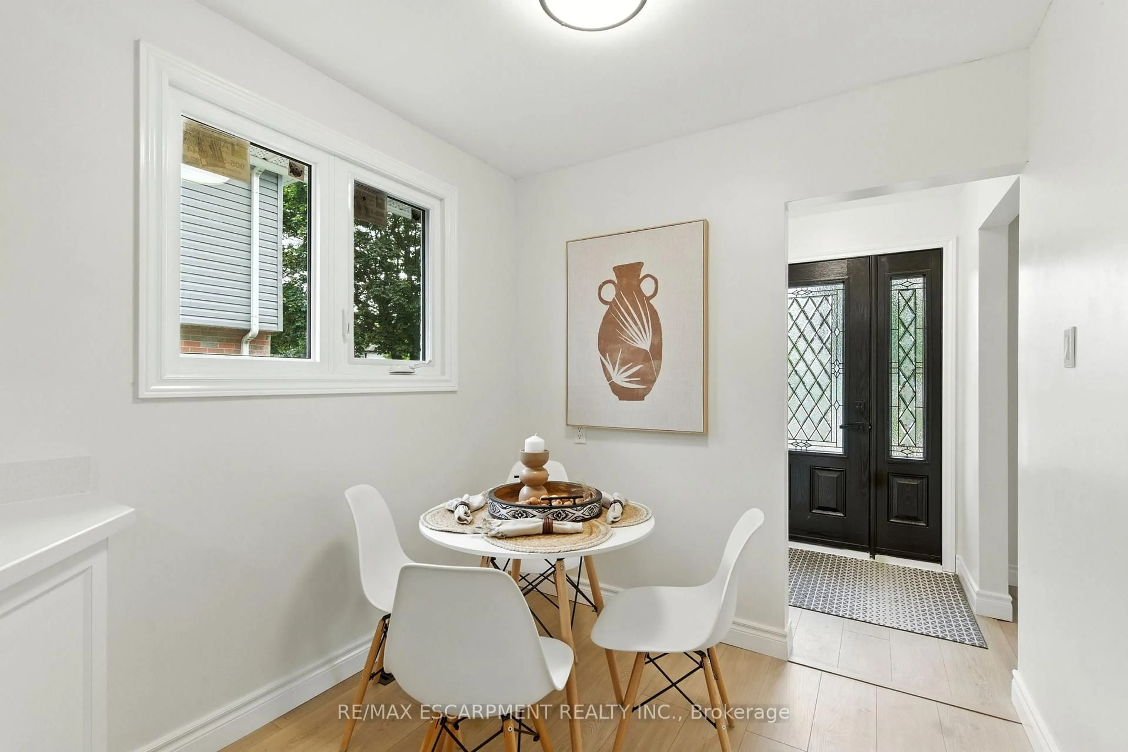 Dining room, ceramic/tile floor for 1423 Thornton Rd, Burlington Ontario L7M 1N6